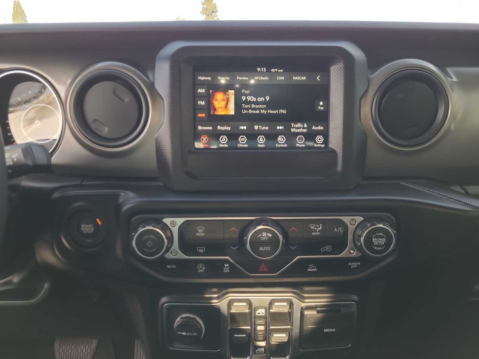 Thumbnail: 2023 Jeep Gladiator - 24