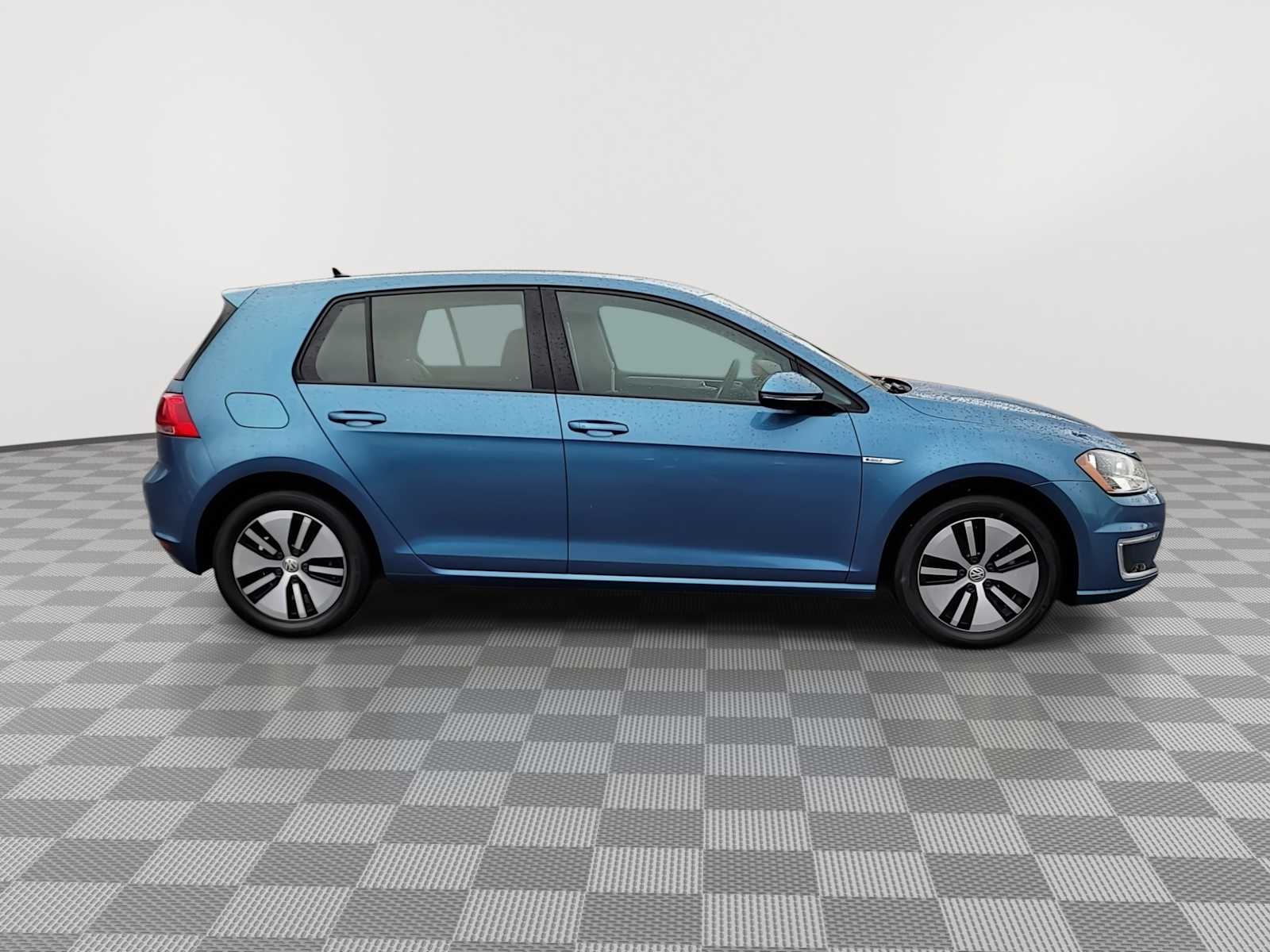 Thumbnail: 2016 Volkswagen e-Golf - 9