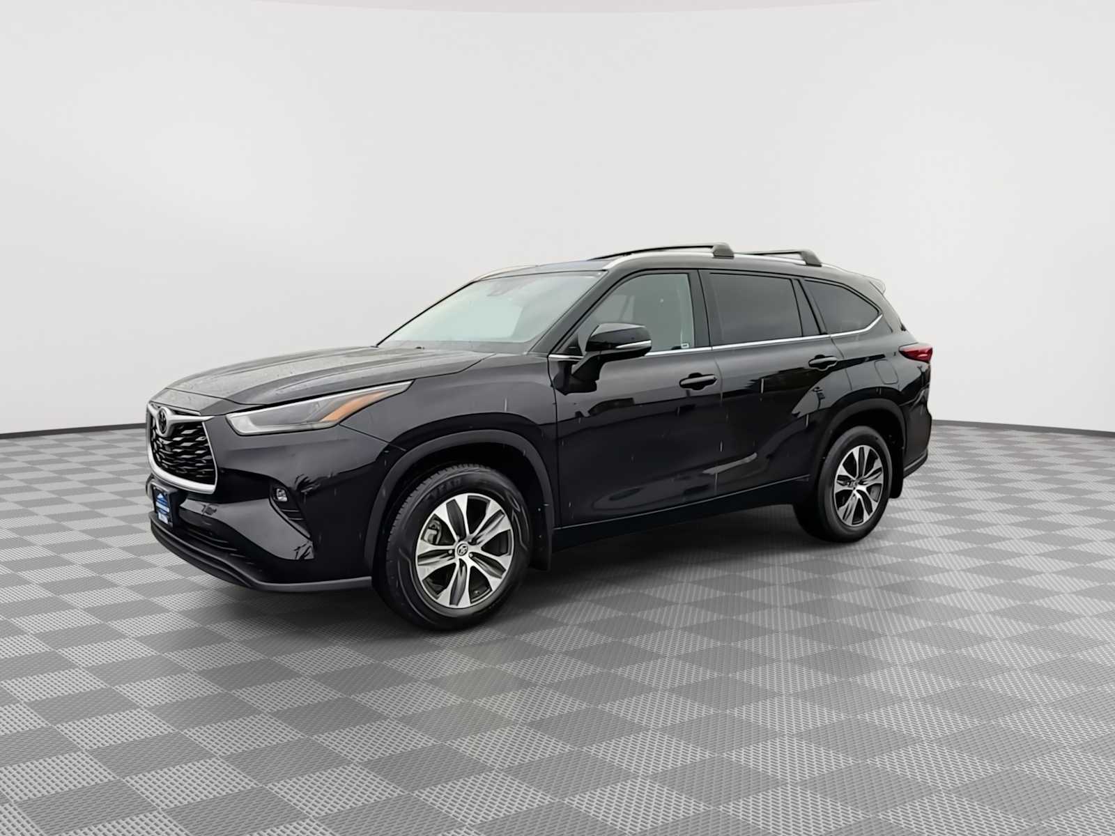 Thumbnail: 2022 Toyota Highlander - 4