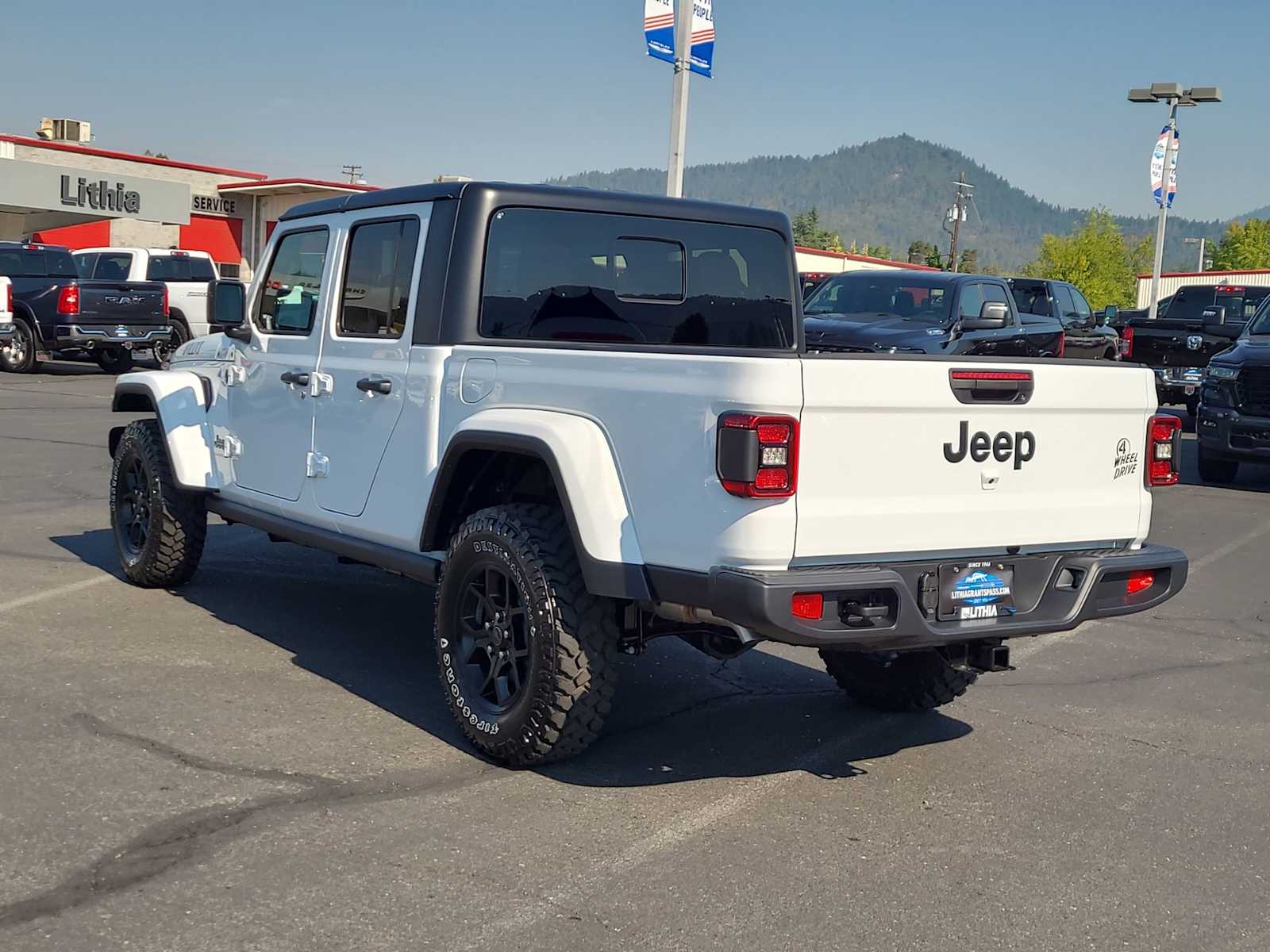 Thumbnail: 2025 Jeep Gladiator - 12