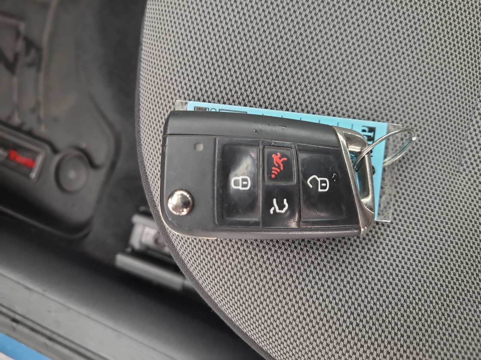 Thumbnail: 2016 Volkswagen e-Golf - 28