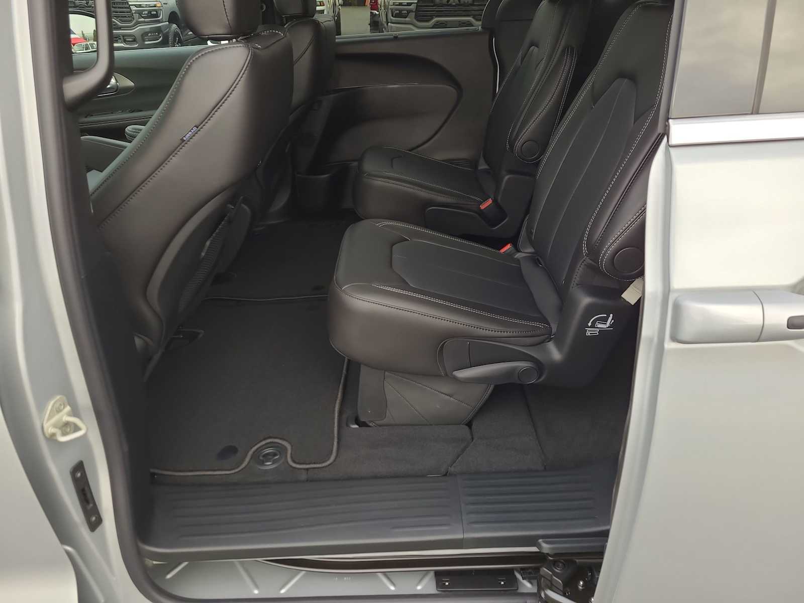 Thumbnail: 2026 Chrysler Pacifica - 21