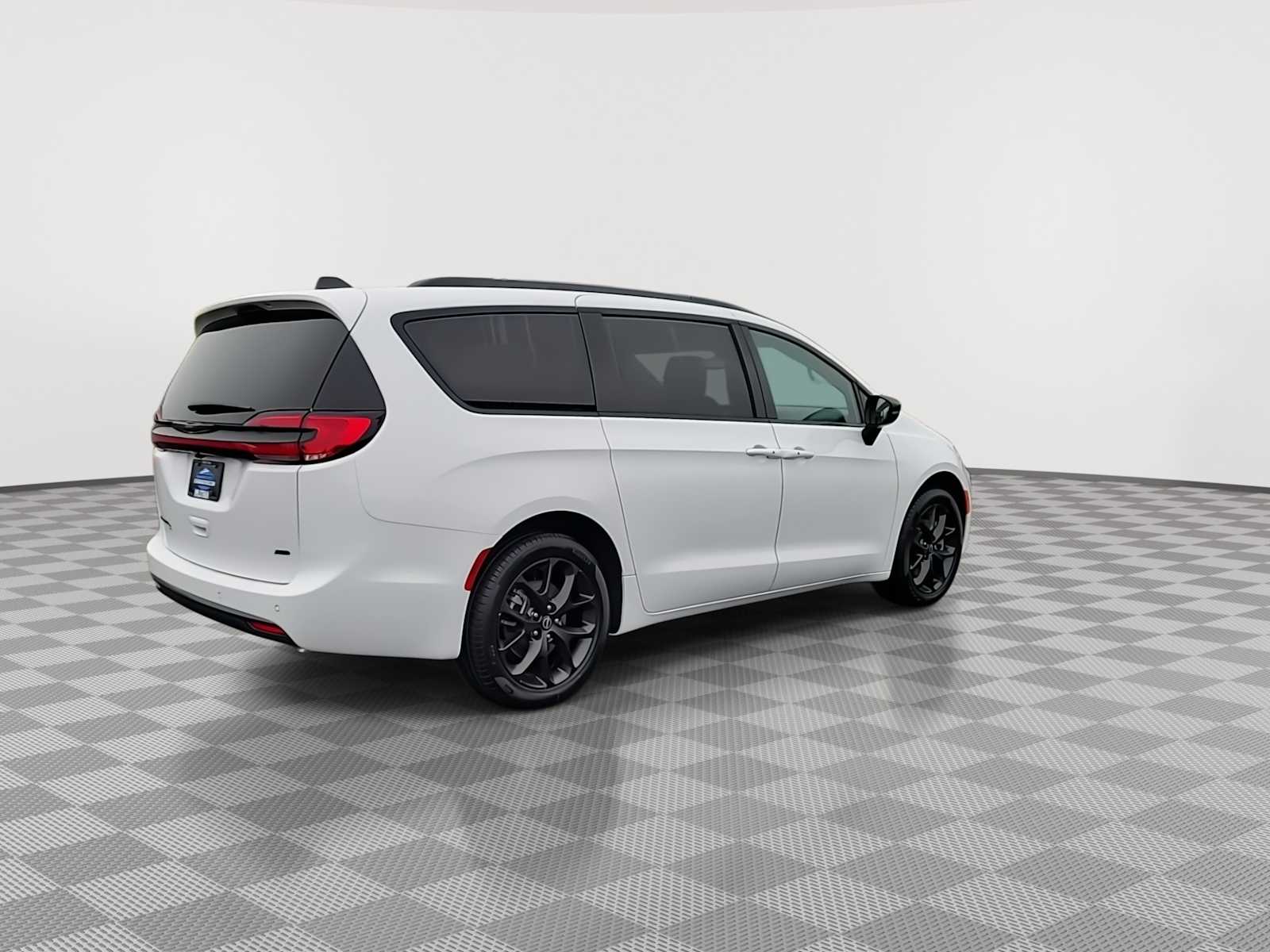 Thumbnail: 2026 Chrysler Pacifica - 8