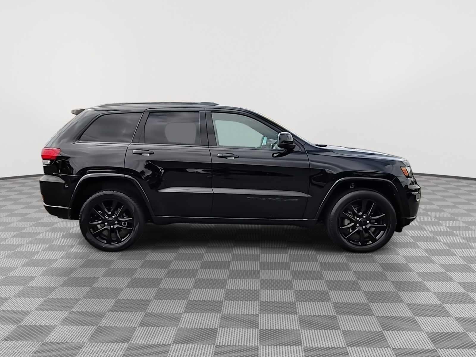 Thumbnail: 2017 Jeep Grand Cherokee - 9