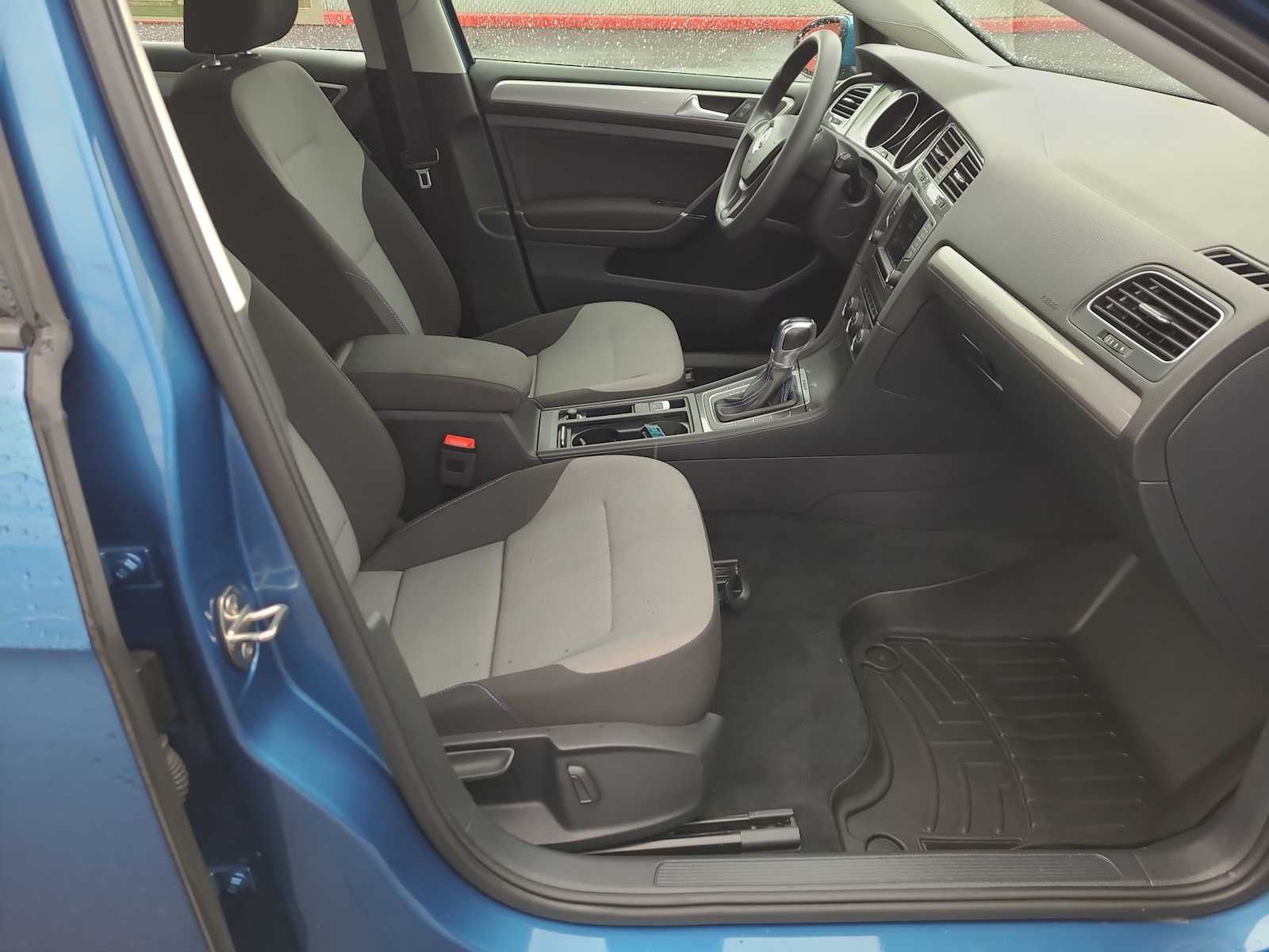 Thumbnail: 2016 Volkswagen e-Golf - 22
