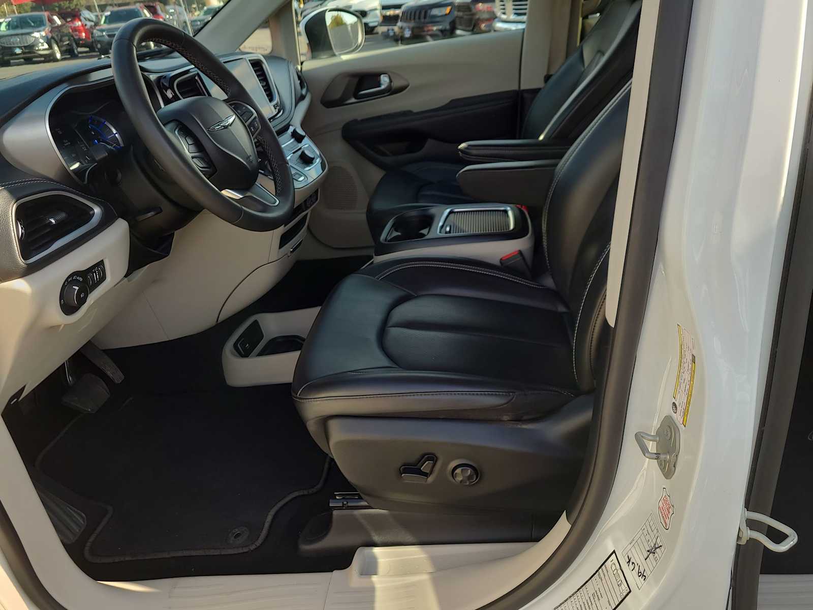 Thumbnail: 2023 Chrysler Pacifica - 19