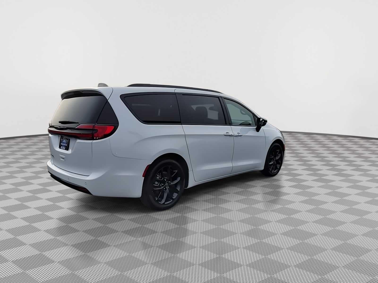 Thumbnail: 2026 Chrysler Pacifica - 8