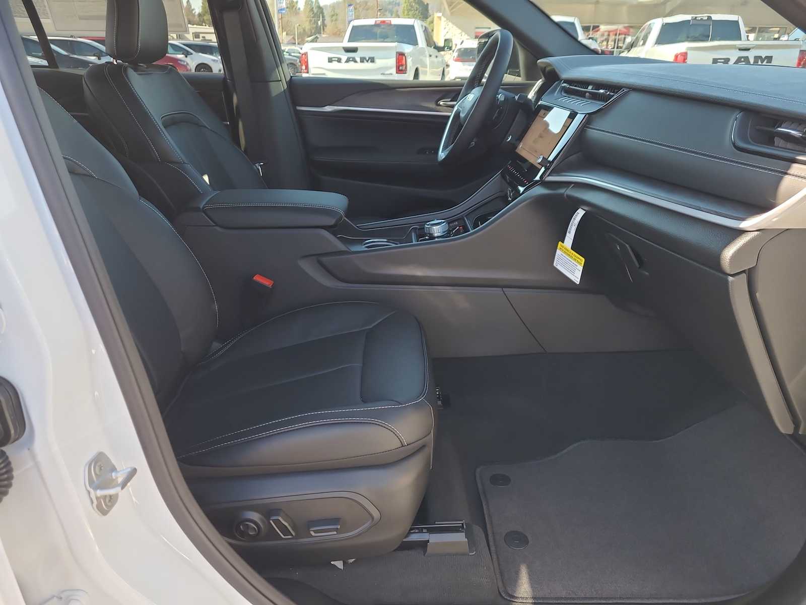 Thumbnail: 2026 Jeep Grand Cherokee - 22