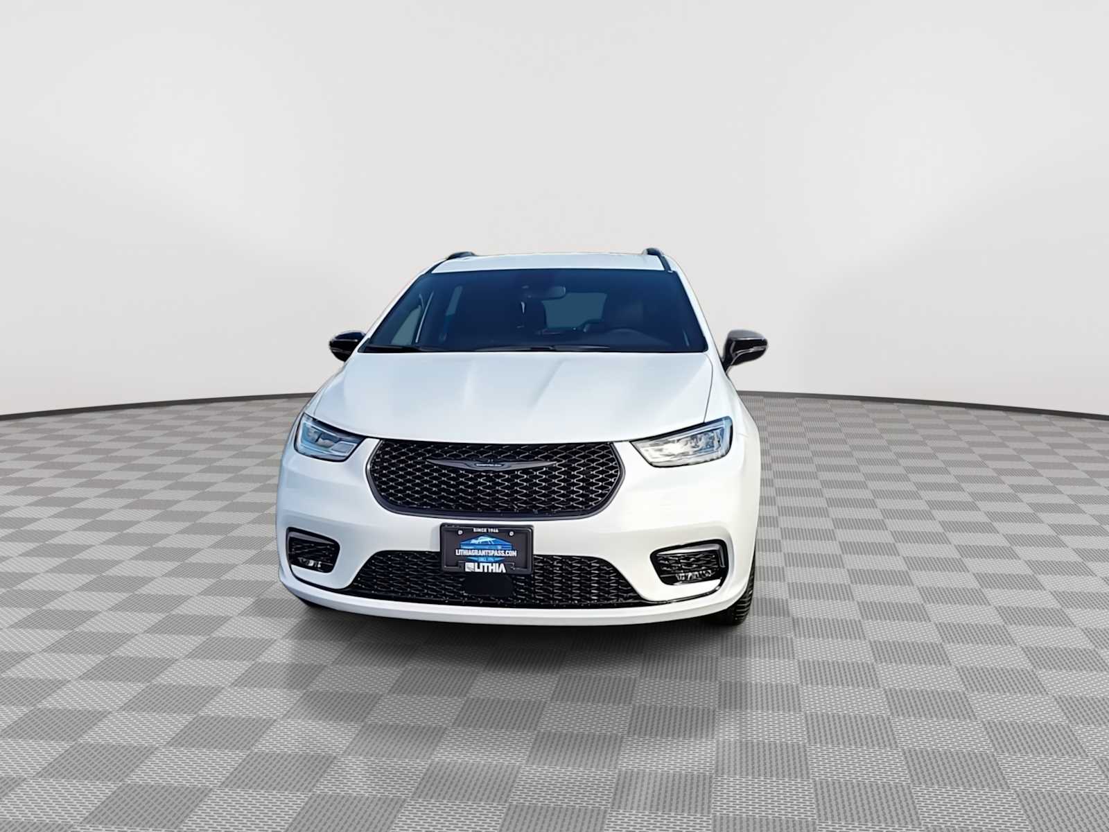 Thumbnail: 2026 Chrysler Pacifica - 3