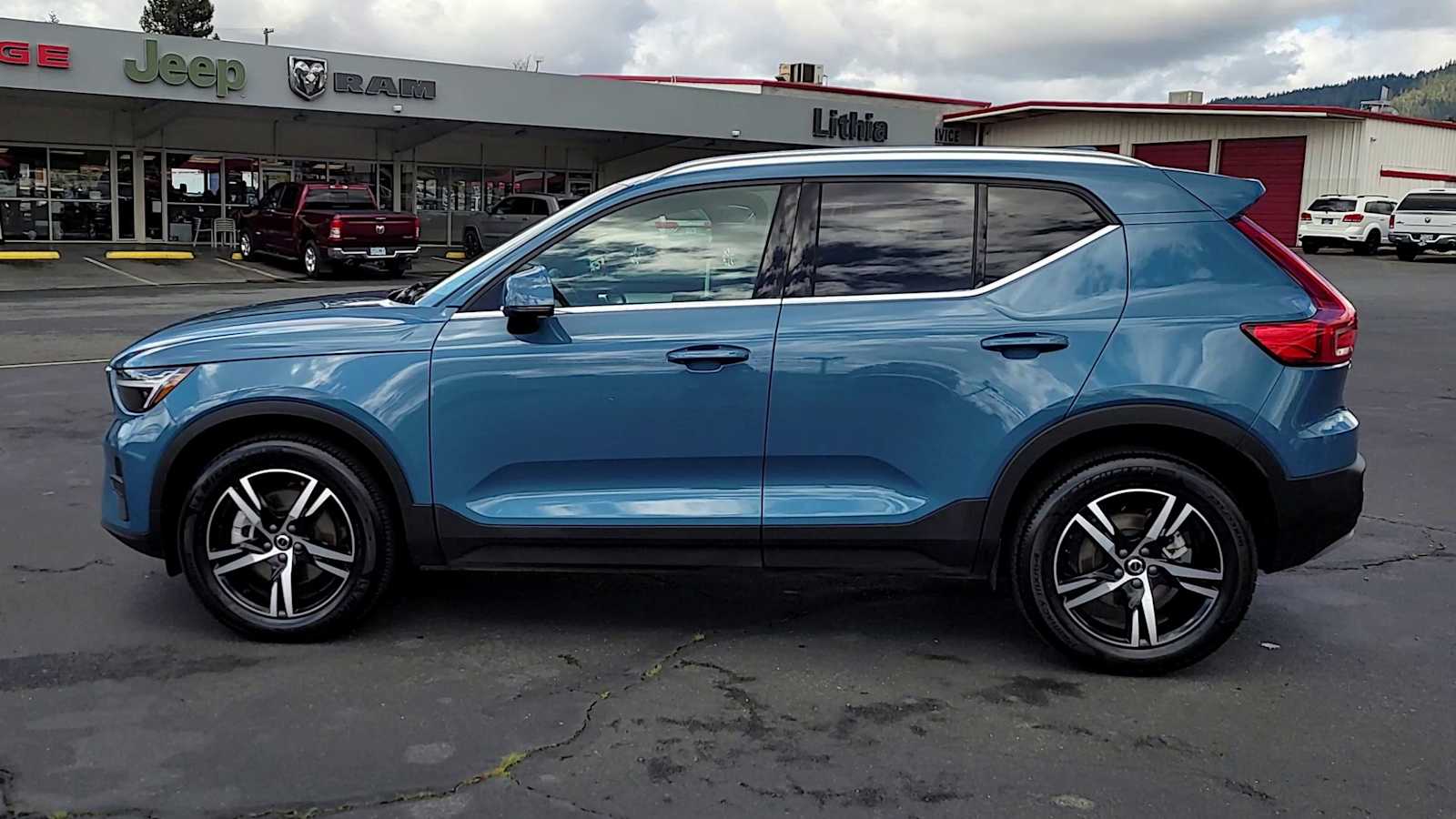 Thumbnail: 2024 Volvo XC40 - 5