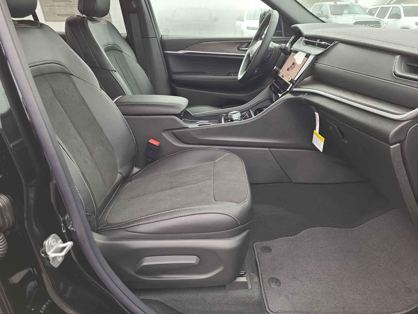 Thumbnail: 2026 Jeep Grand Cherokee - 22