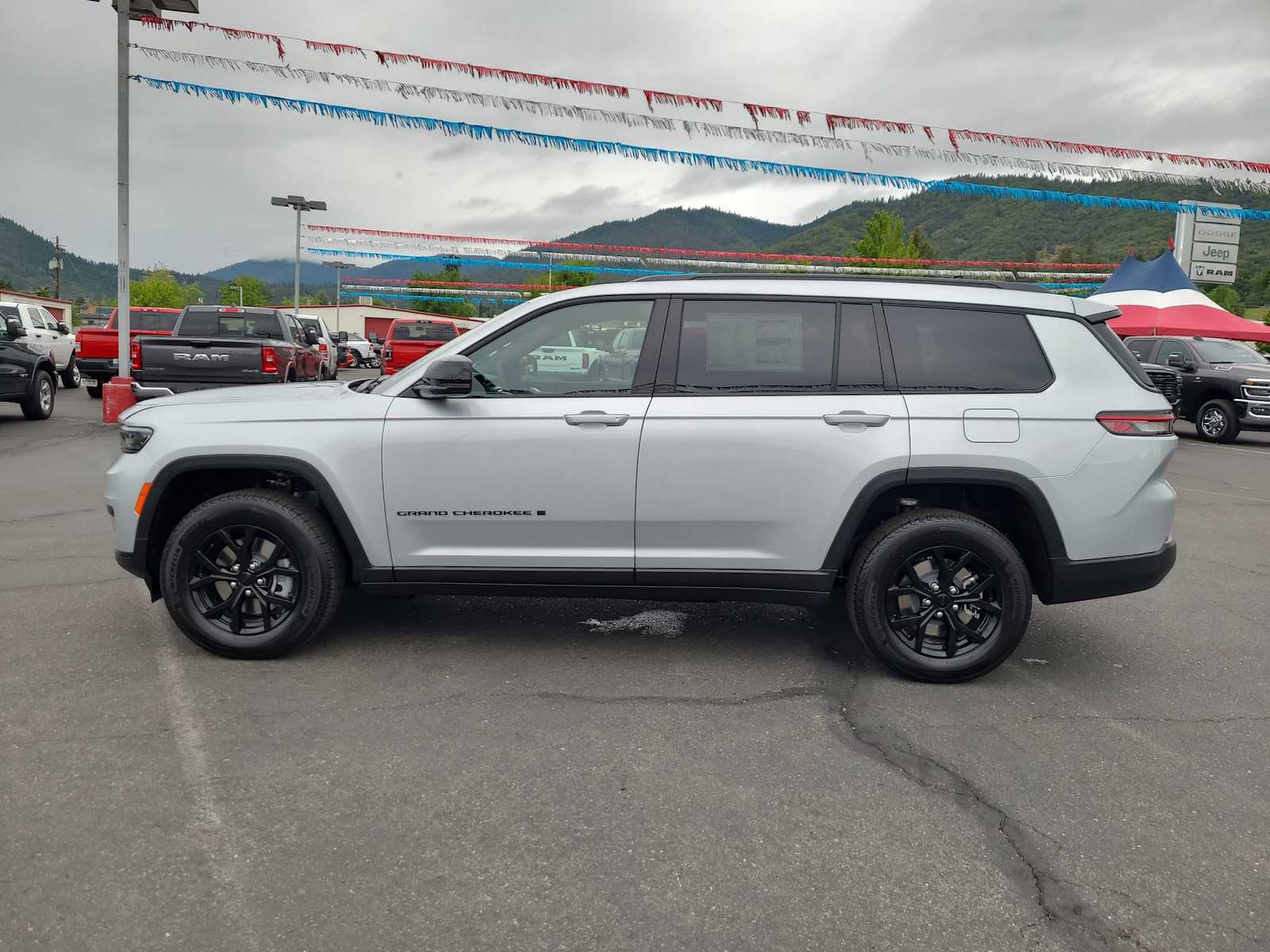 Thumbnail: 2025 Jeep Grand Cherokee - 11