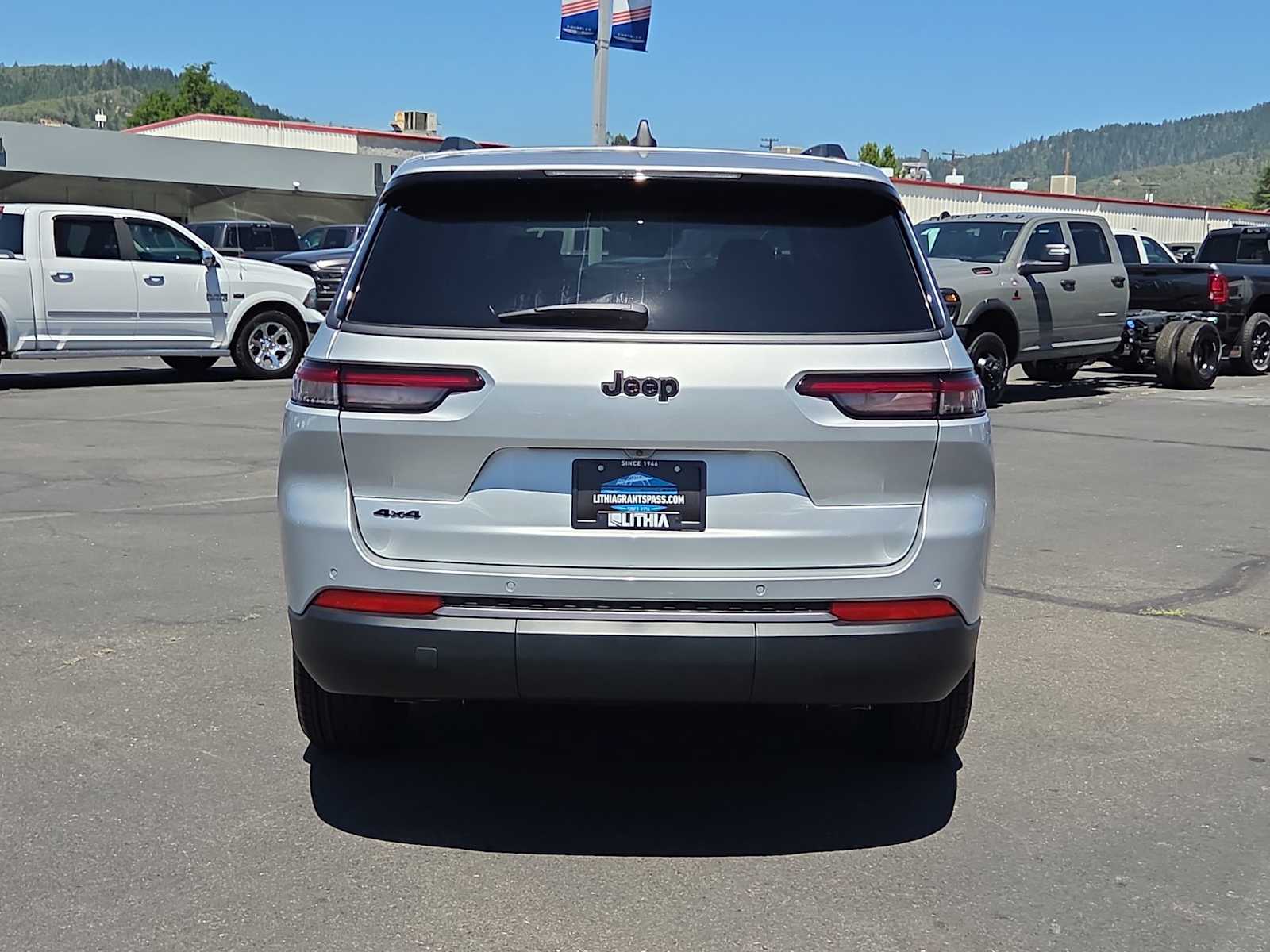 Thumbnail: 2026 Jeep Grand Cherokee - 13