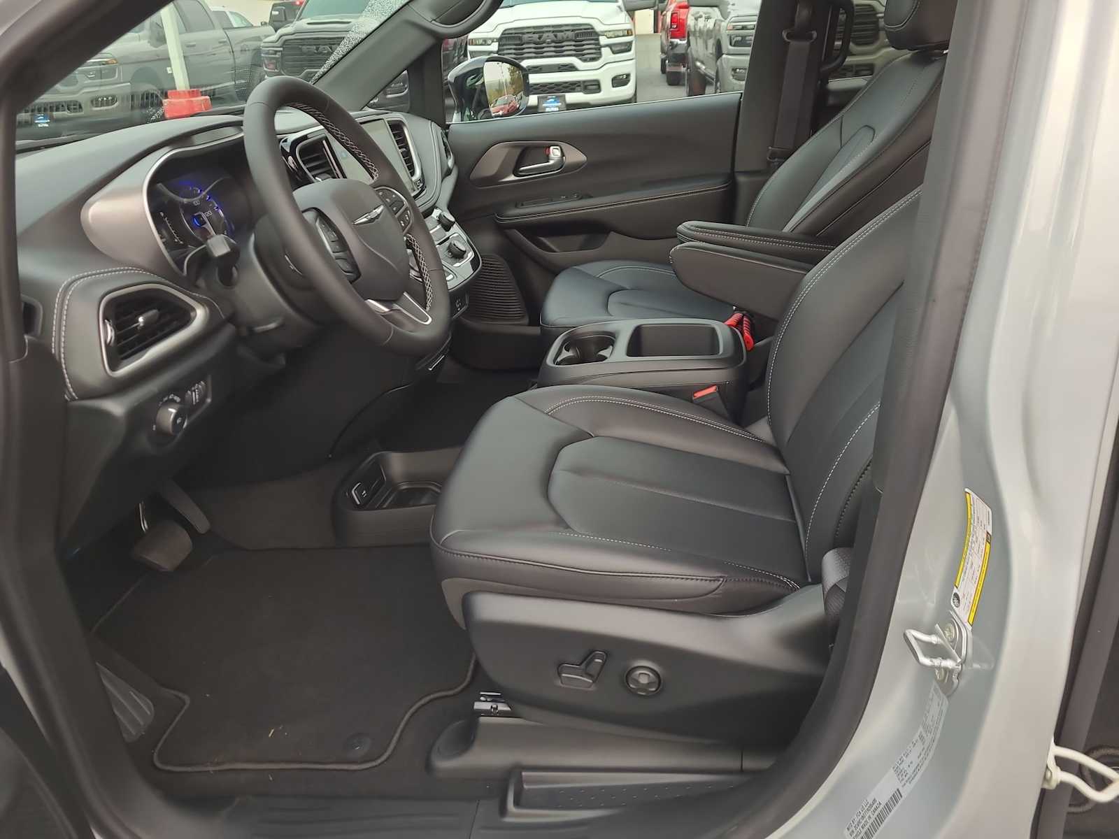 Thumbnail: 2026 Chrysler Pacifica - 19