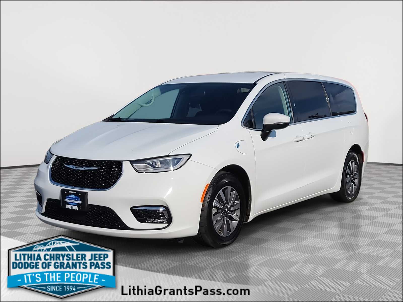 Thumbnail: 2023 Chrysler Pacifica - 1