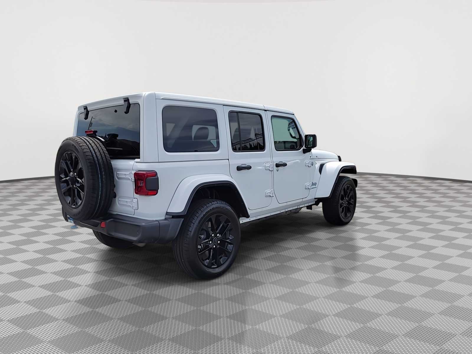 2024 Jeep Wrangler Sahara 8