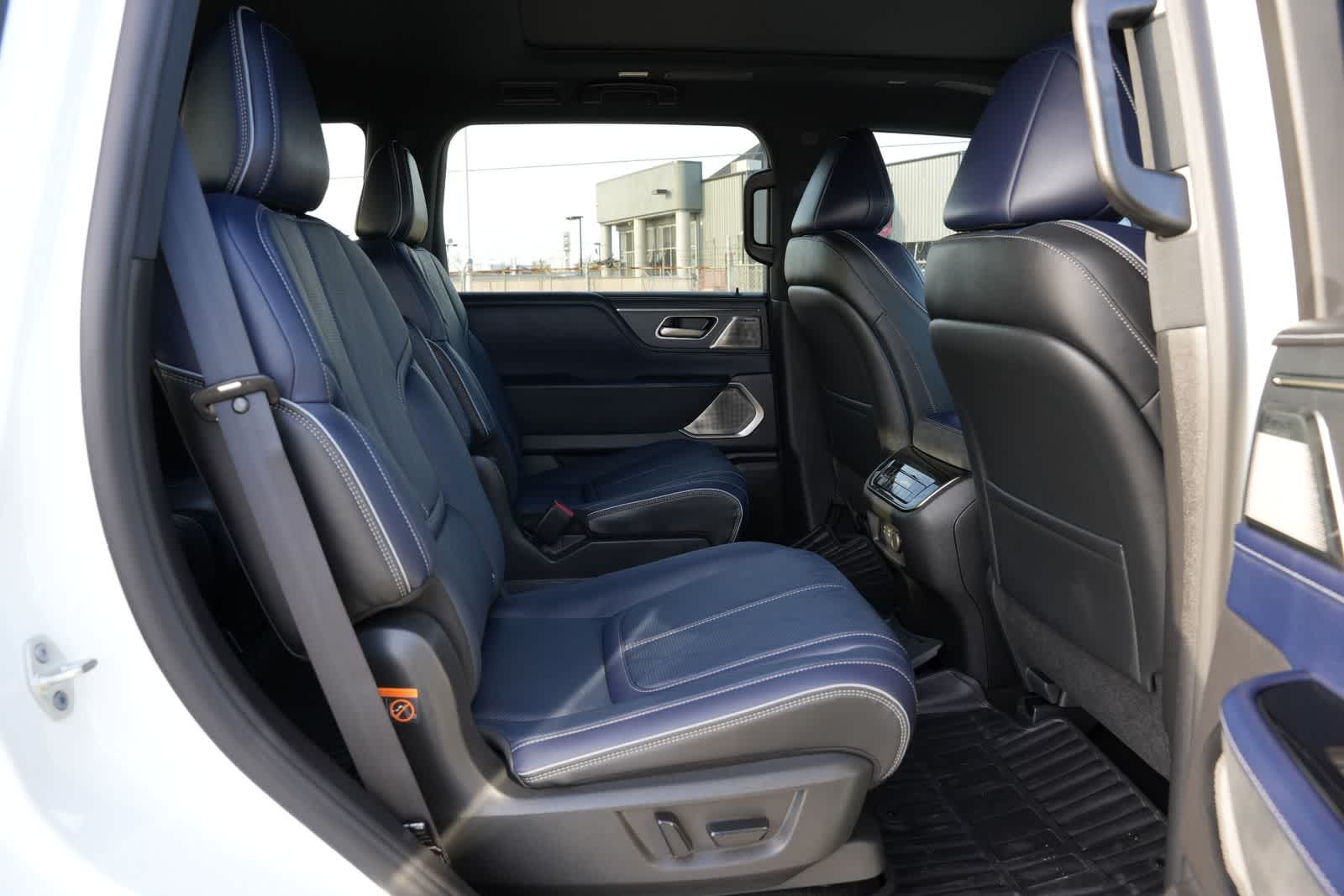 Thumbnail: 2026 INFINITI QX80 - 18