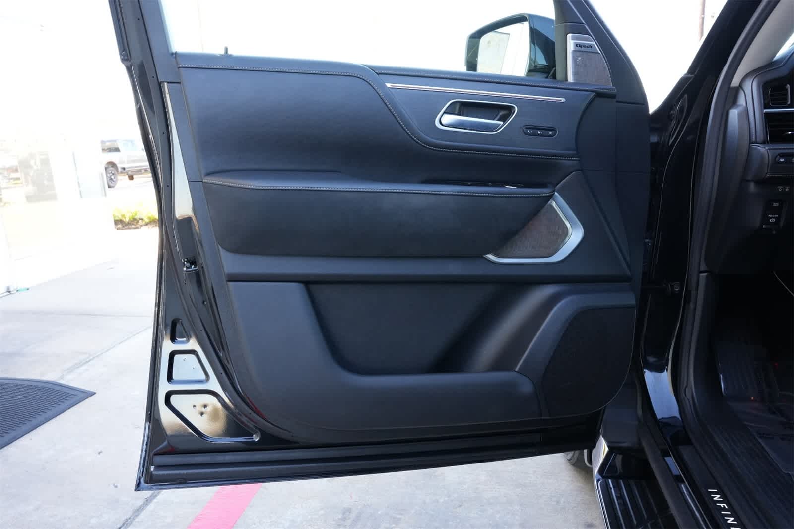 Thumbnail: 2025 INFINITI QX80 - 19