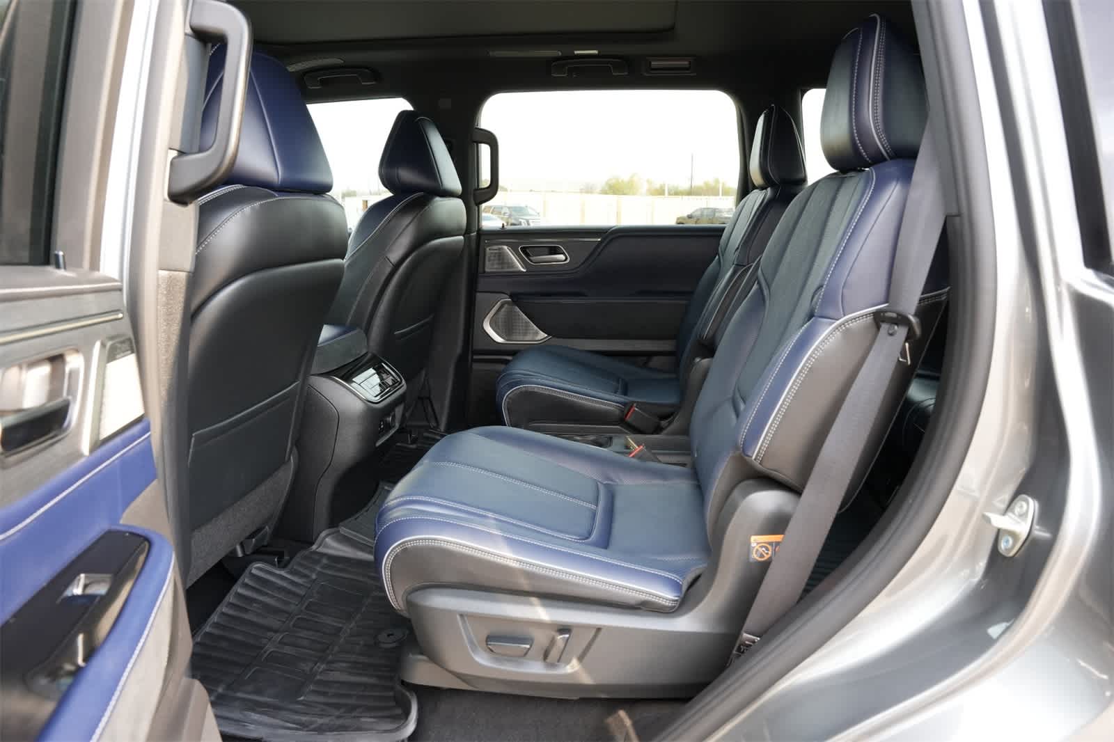 Thumbnail: 2026 INFINITI QX80 - 19