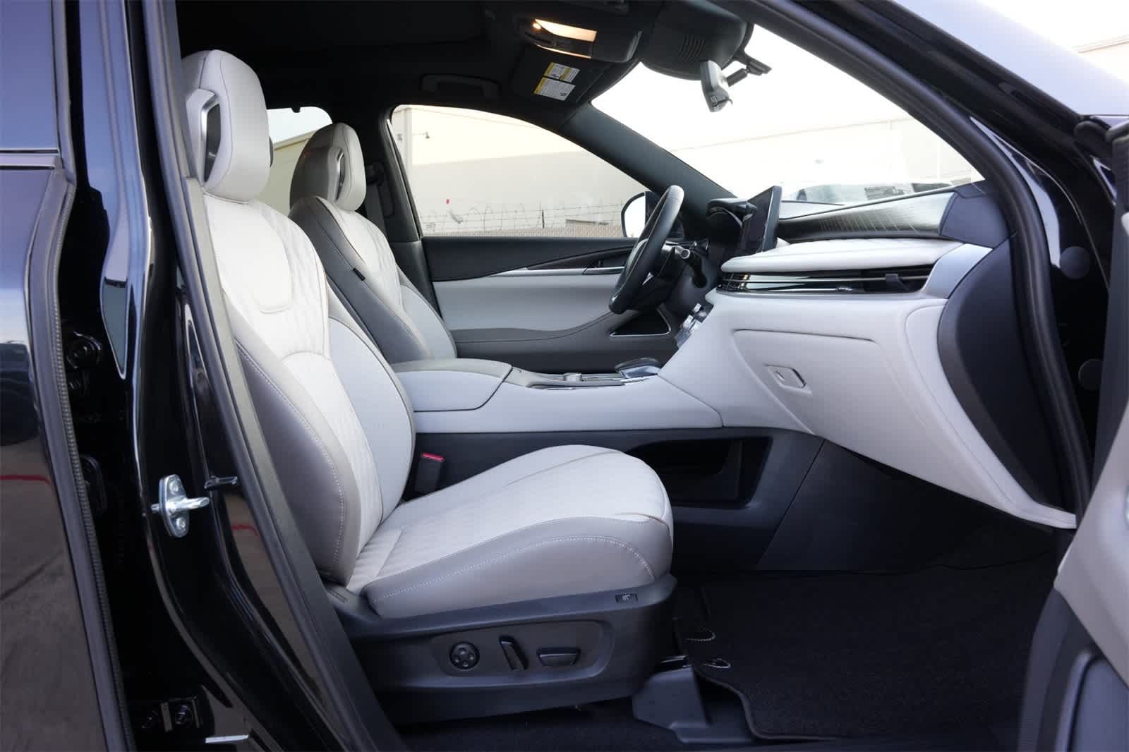 Thumbnail: 2026 INFINITI QX60 - 24