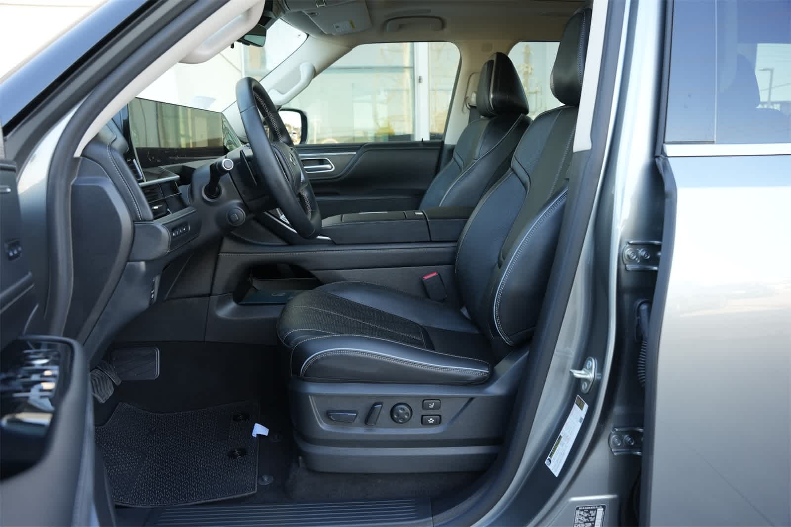 Thumbnail: 2025 INFINITI QX80 - 16