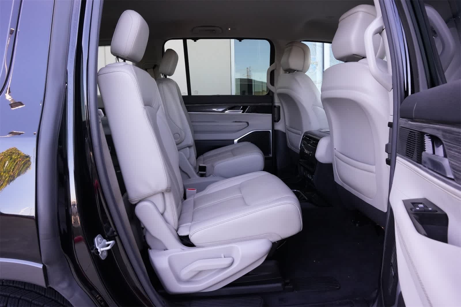 Thumbnail: 2022 Jeep Wagoneer - 21