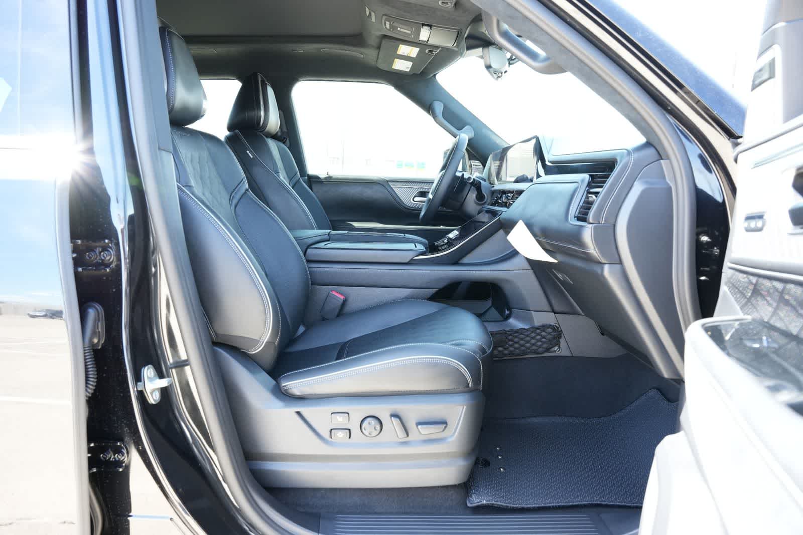 Thumbnail: 2026 INFINITI QX80 - 23