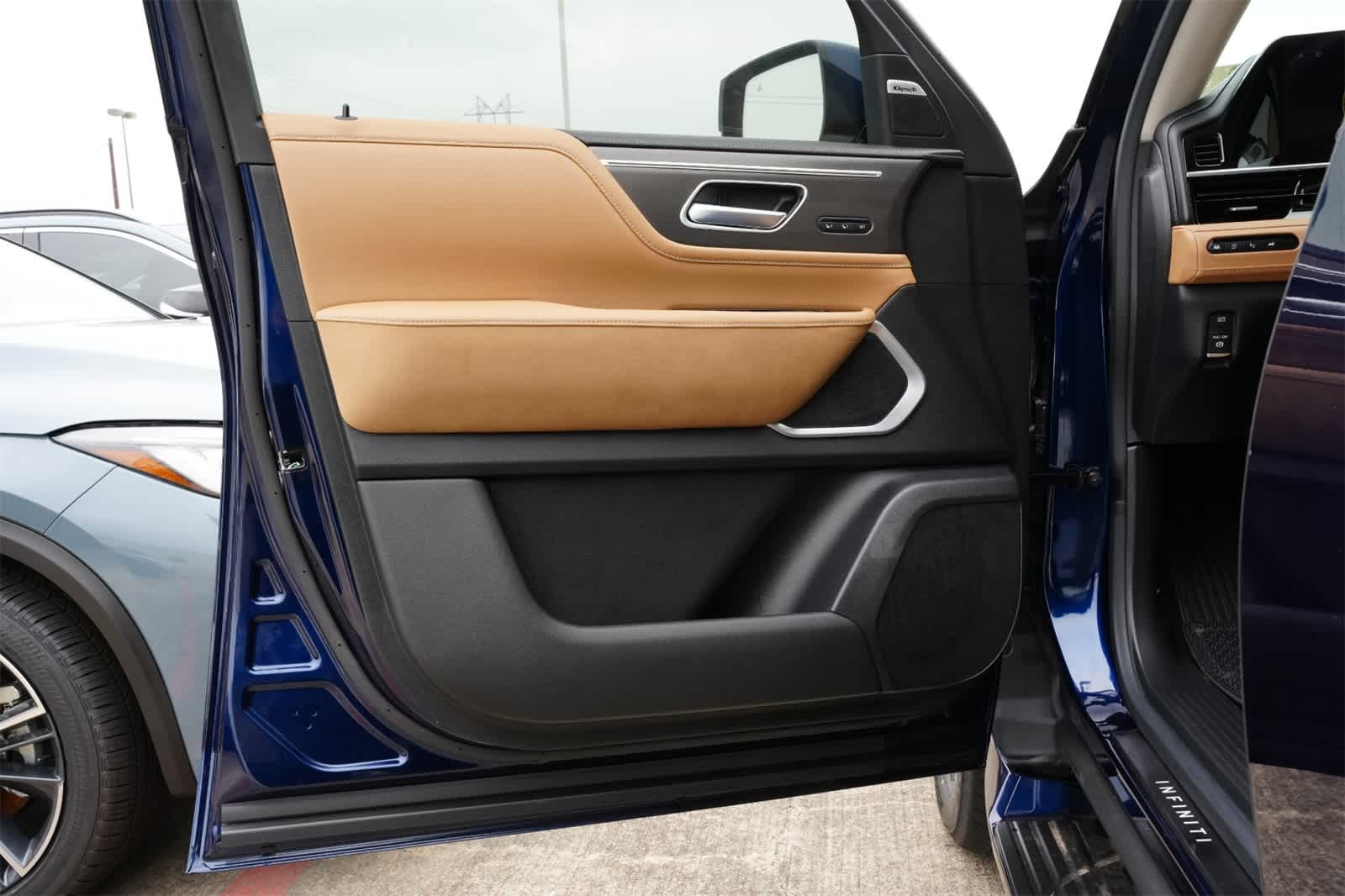 Thumbnail: 2025 INFINITI QX80 - 18