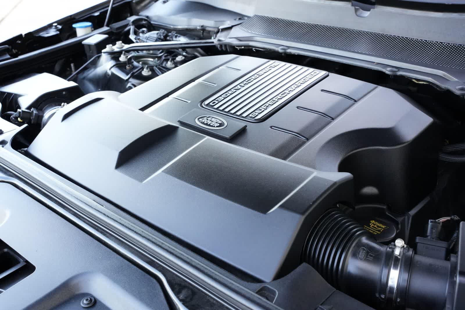 Thumbnail: 2017 Land Rover Discovery - 23