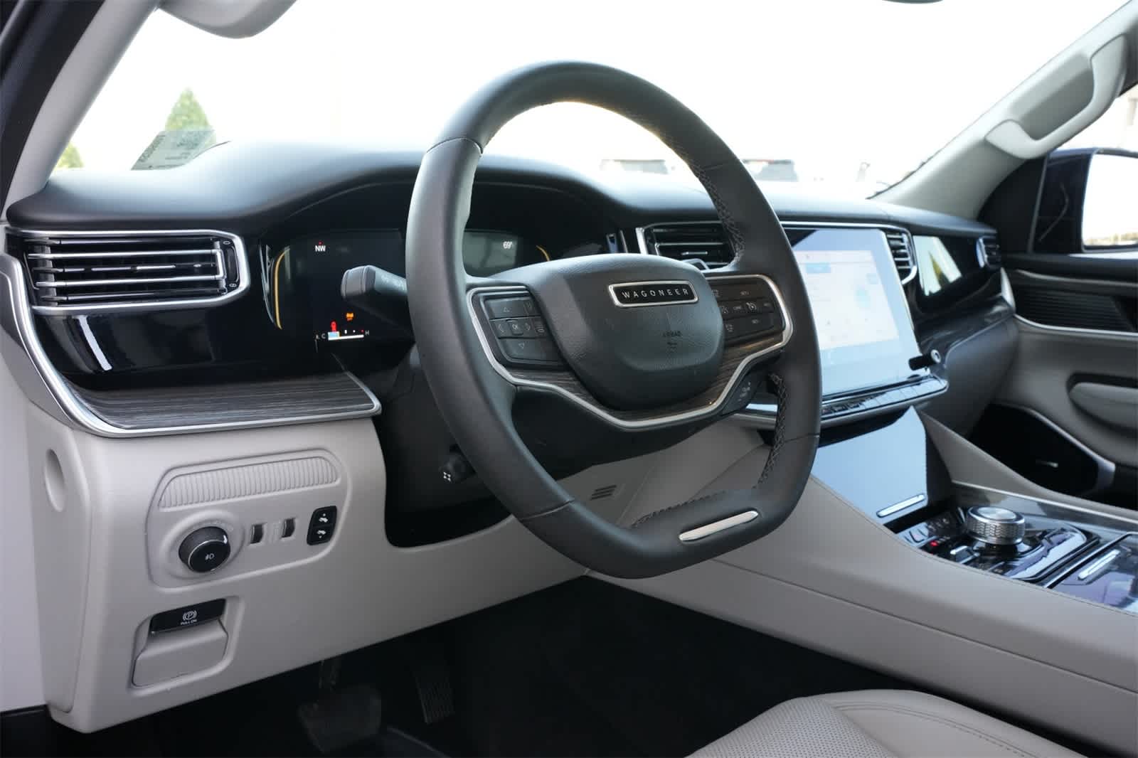 Thumbnail: 2022 Jeep Wagoneer - 16