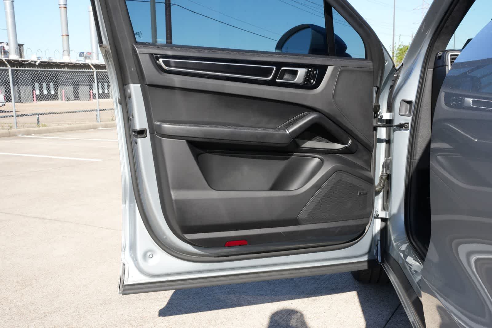 Thumbnail: 2021 Porsche Cayenne - 16