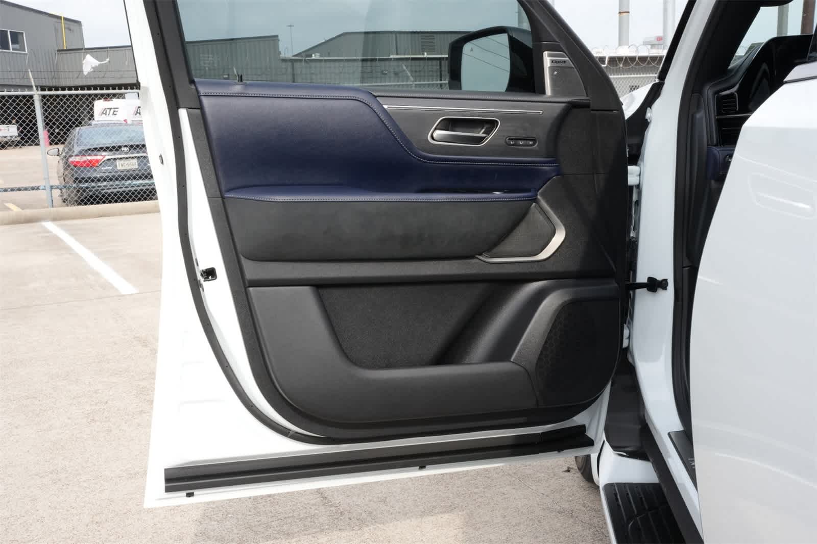 Thumbnail: 2026 INFINITI QX80 - 18