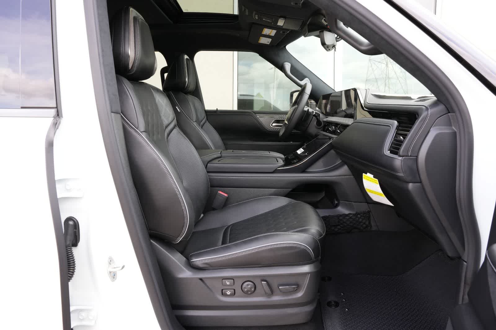 Thumbnail: 2026 INFINITI QX80 - 23