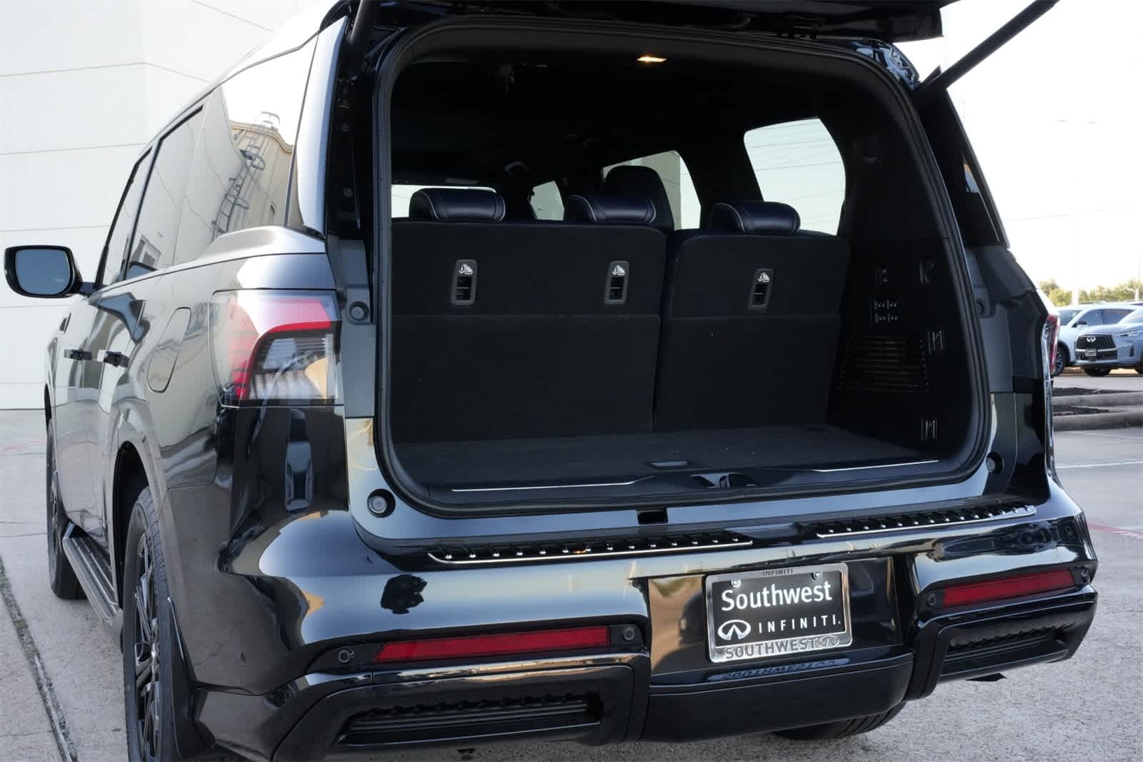 Thumbnail: 2026 INFINITI QX80 - 21