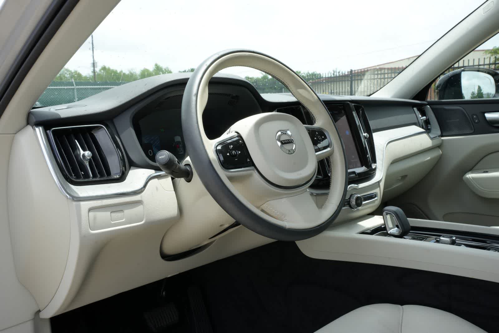 Thumbnail: 2025 Volvo XC60 - 16