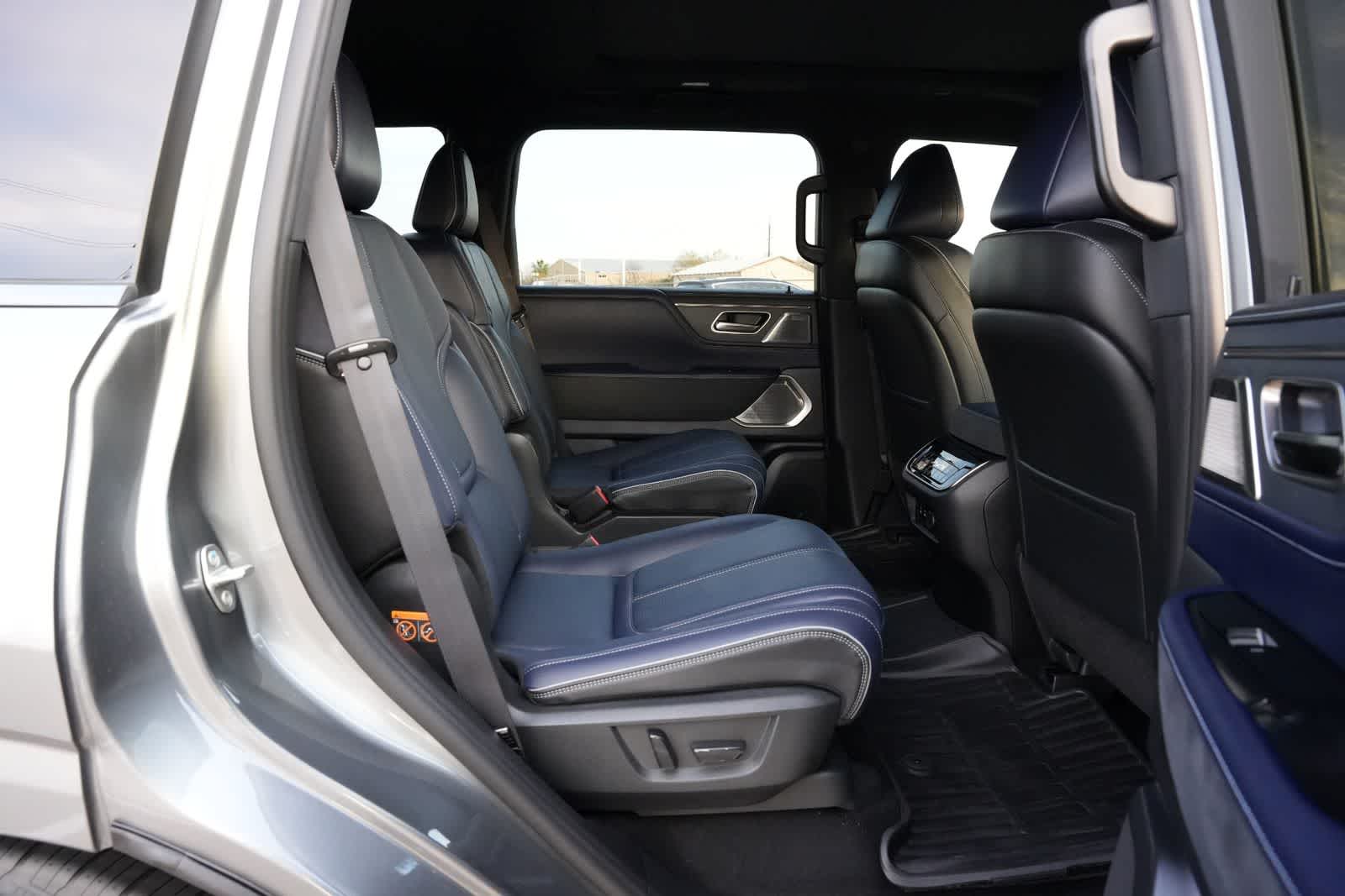 Thumbnail: 2026 INFINITI QX80 - 21