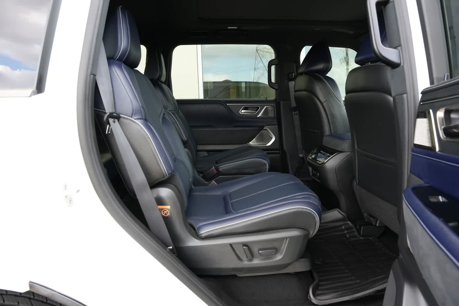 Thumbnail: 2026 INFINITI QX80 - 21