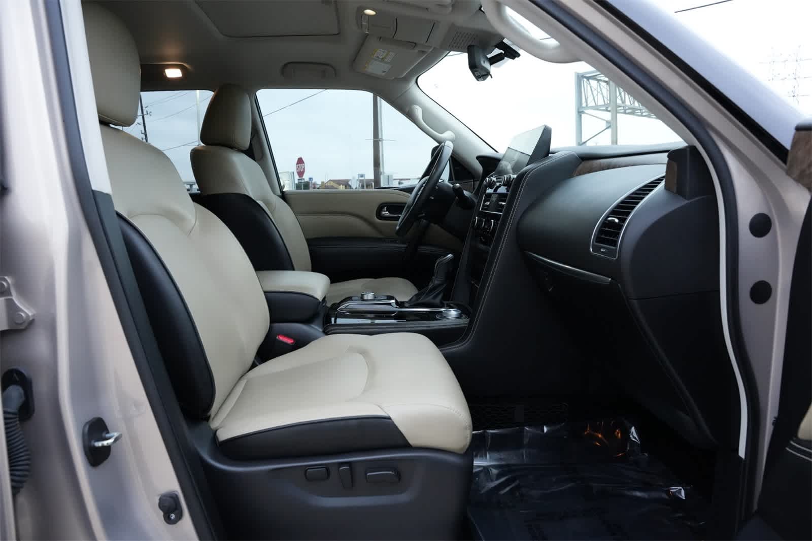 Thumbnail: 2022 INFINITI QX80 - 23