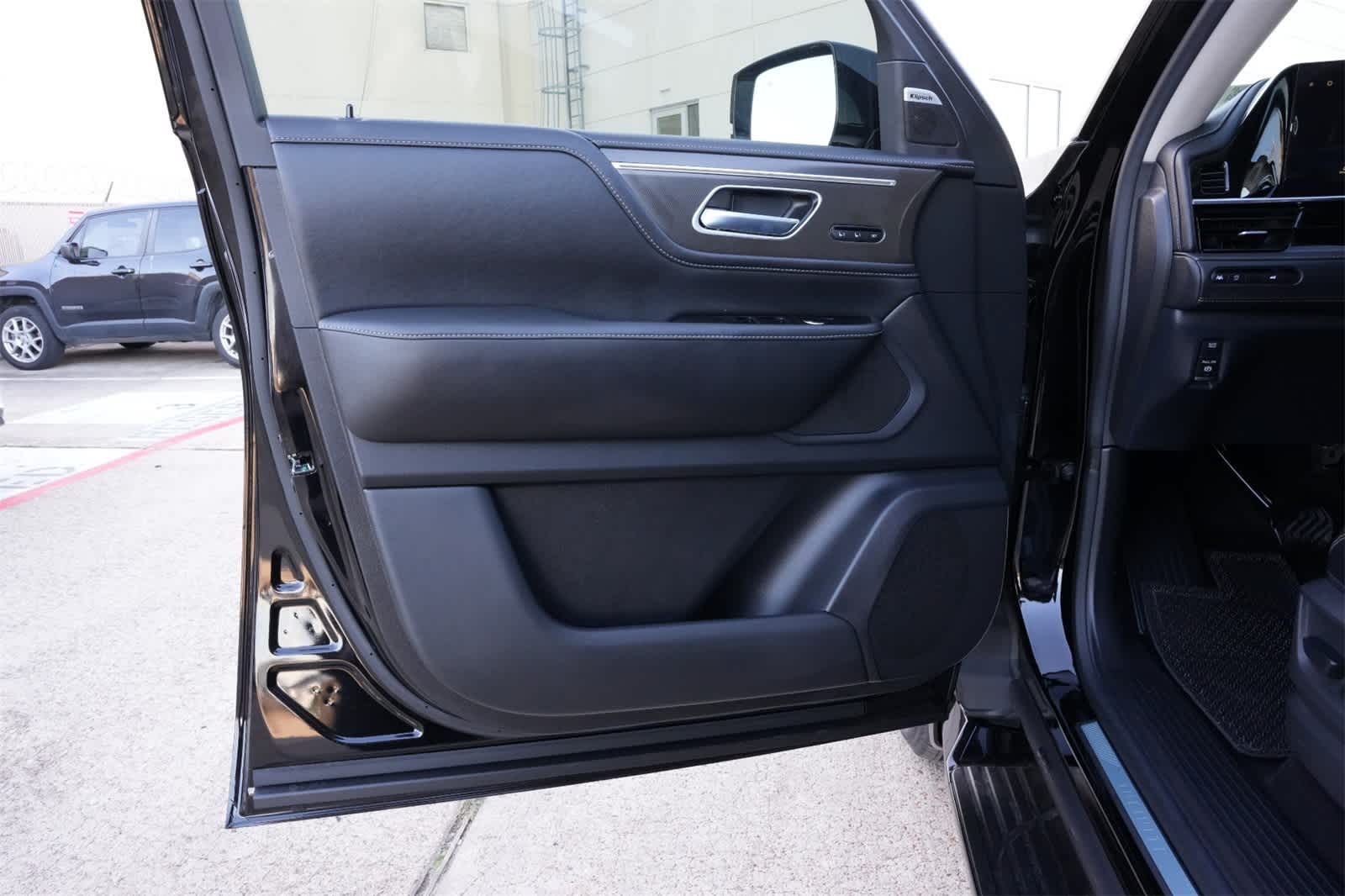 Thumbnail: 2026 INFINITI QX80 - 17