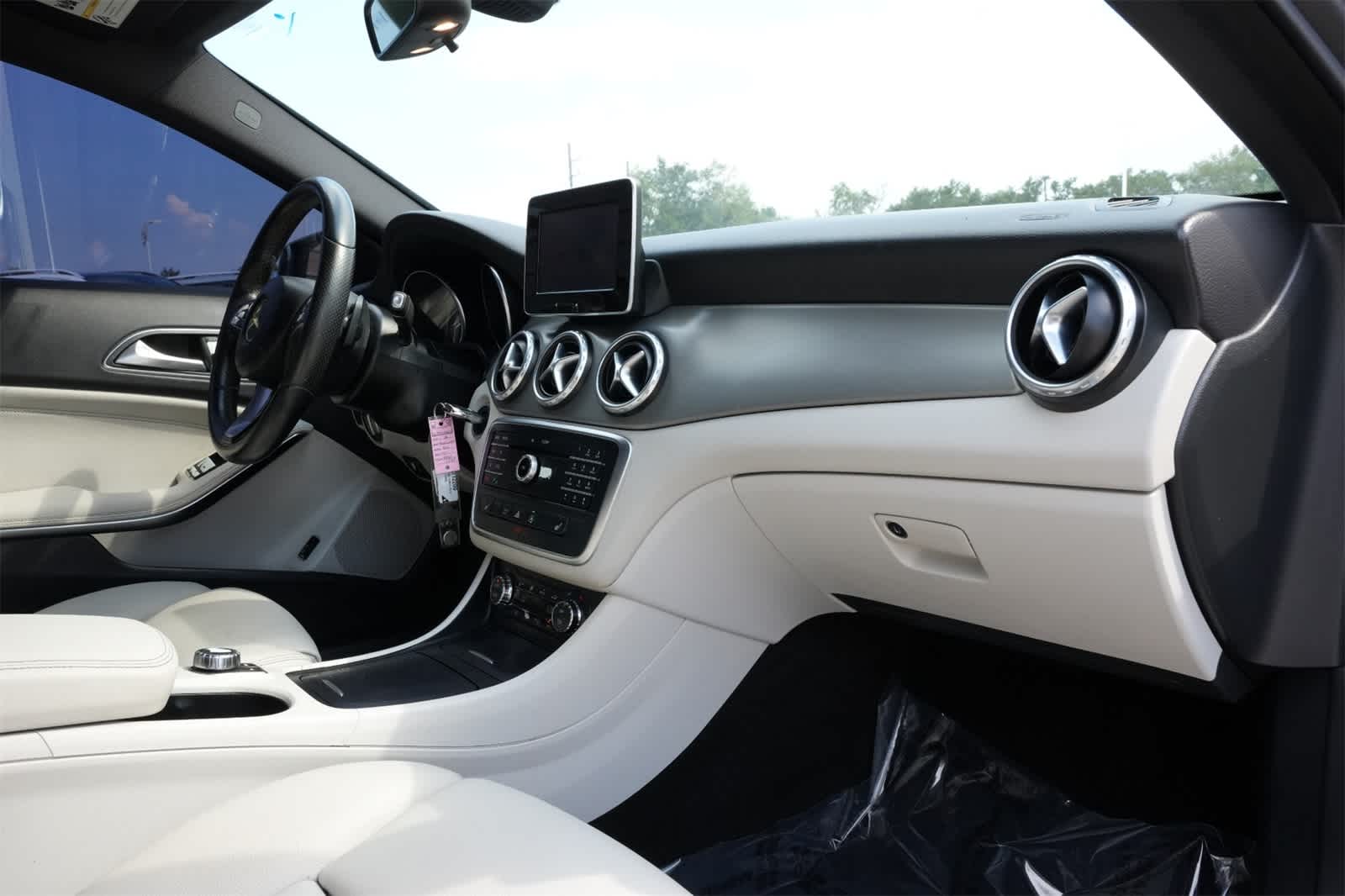 Thumbnail: 2016 Mercedes-Benz GLA - 21