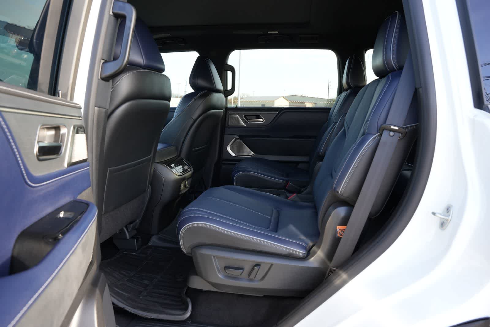 Thumbnail: 2026 INFINITI QX80 - 16