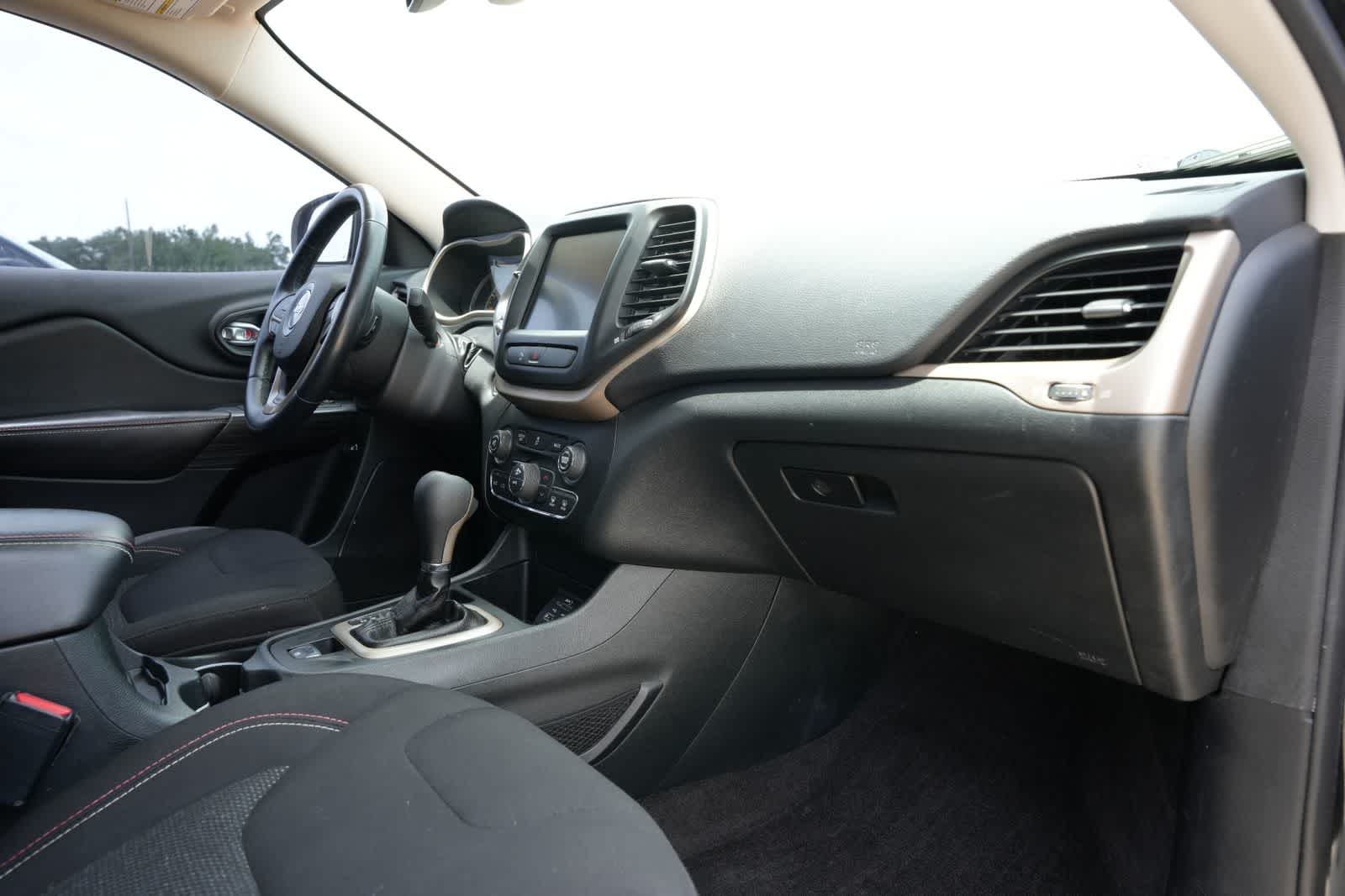 Thumbnail: 2016 Jeep Cherokee - 22