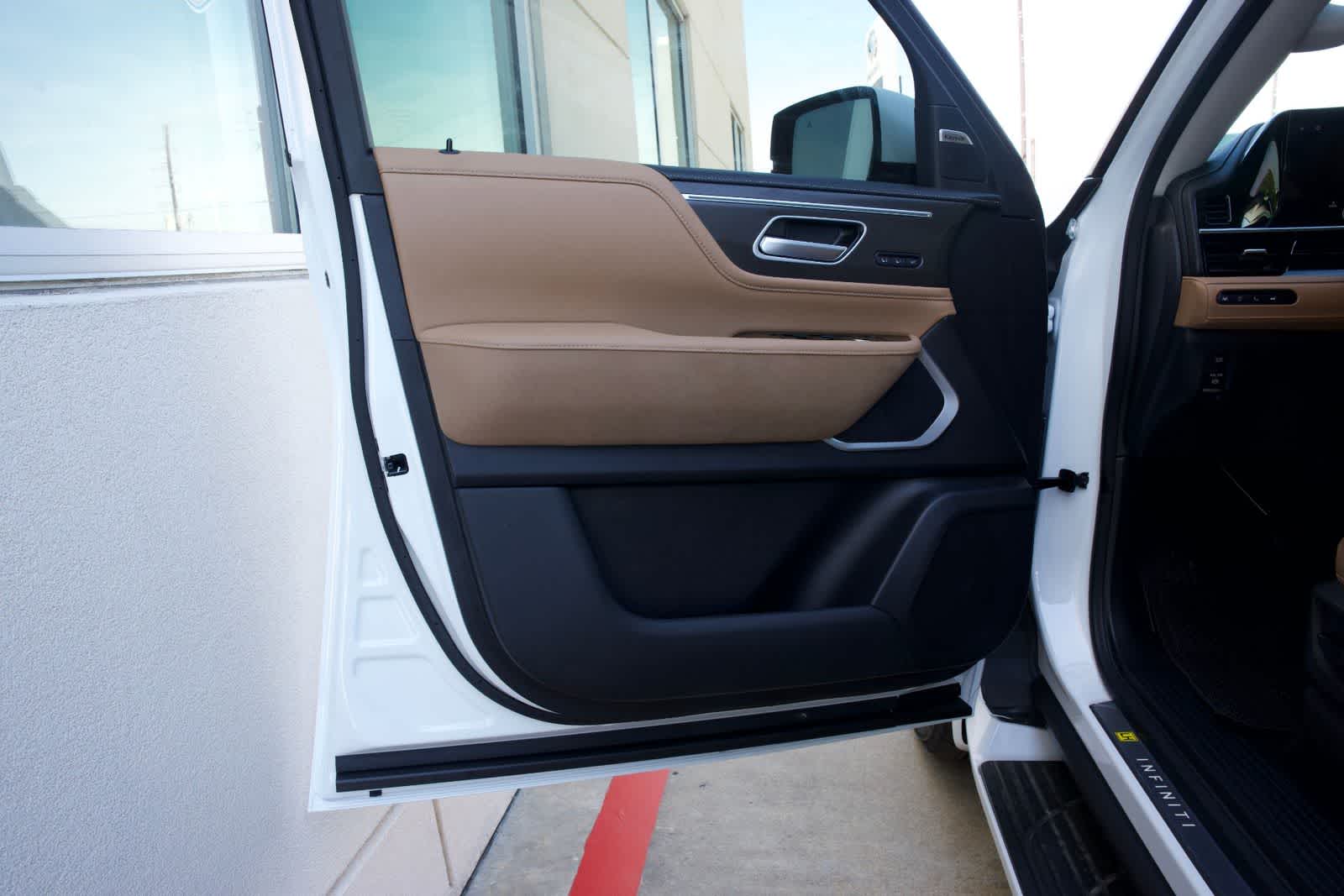 Thumbnail: 2026 INFINITI QX80 - 16