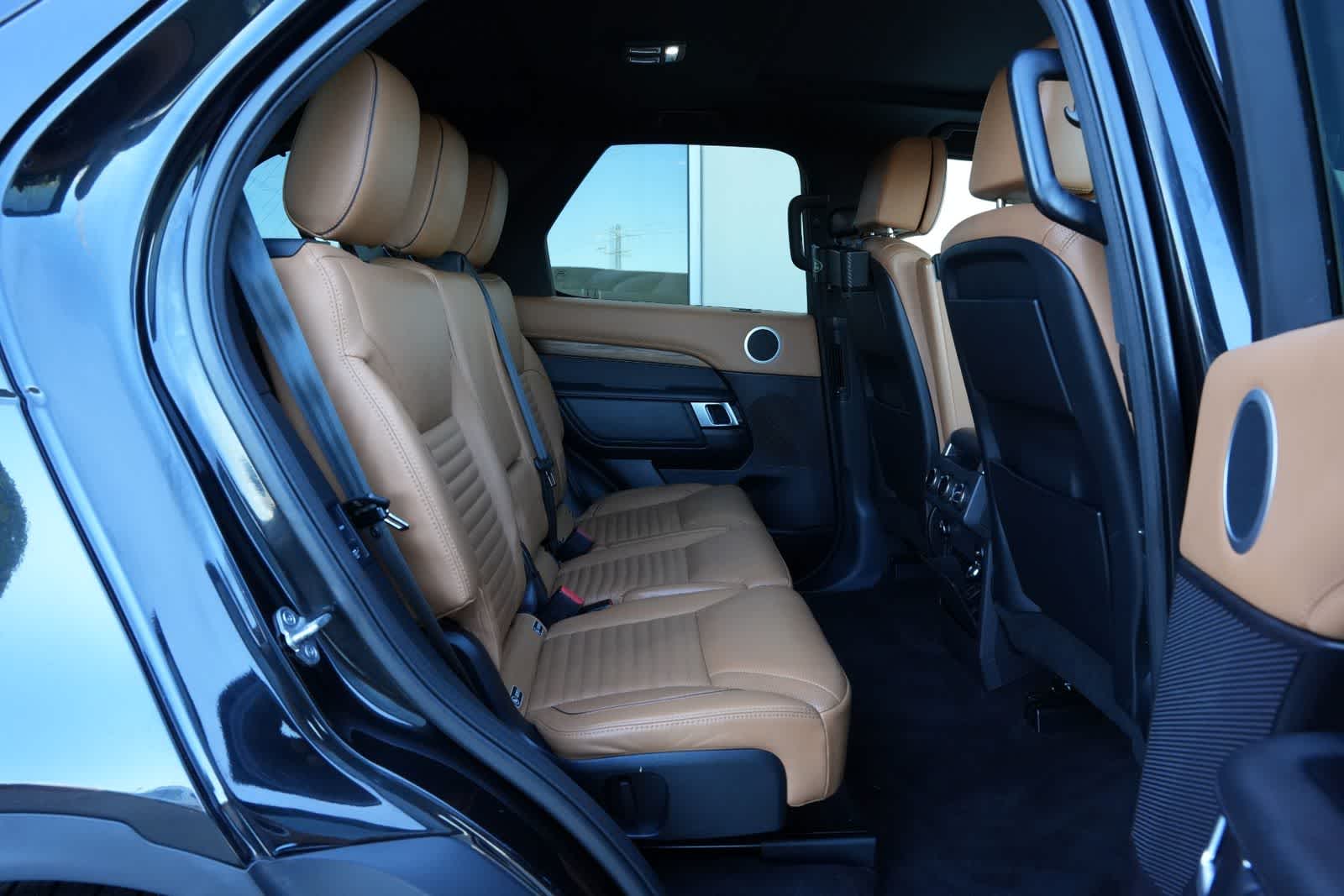 Thumbnail: 2017 Land Rover Discovery - 20