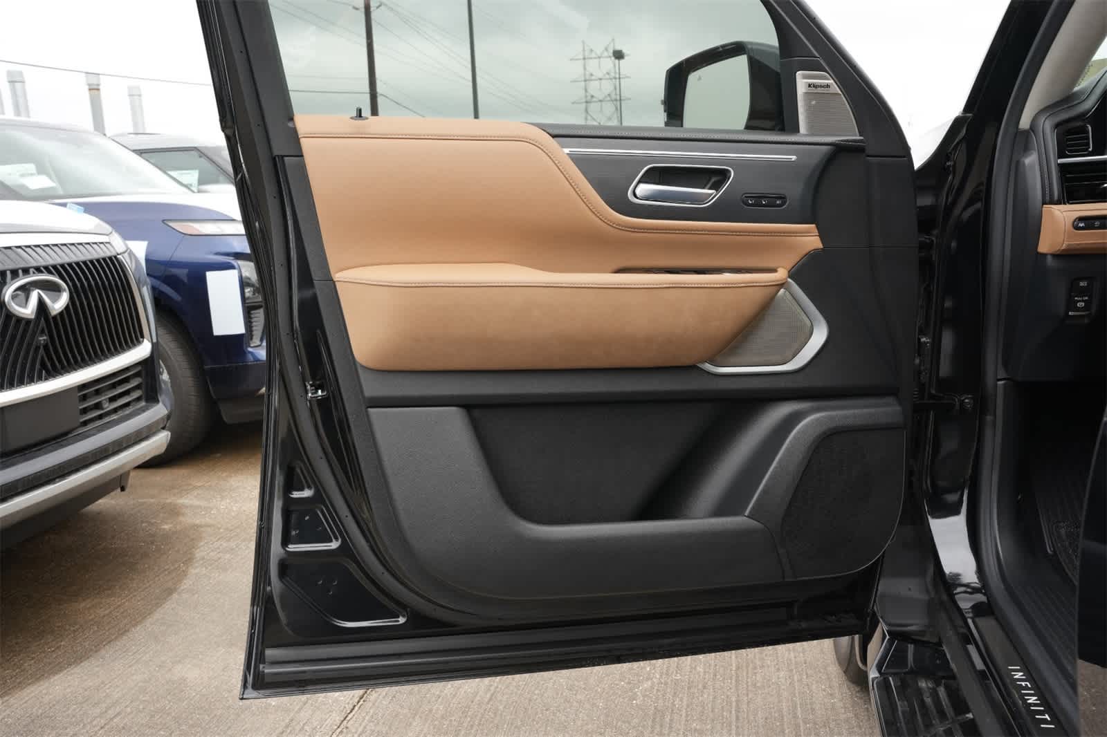 Thumbnail: 2025 INFINITI QX80 - 18