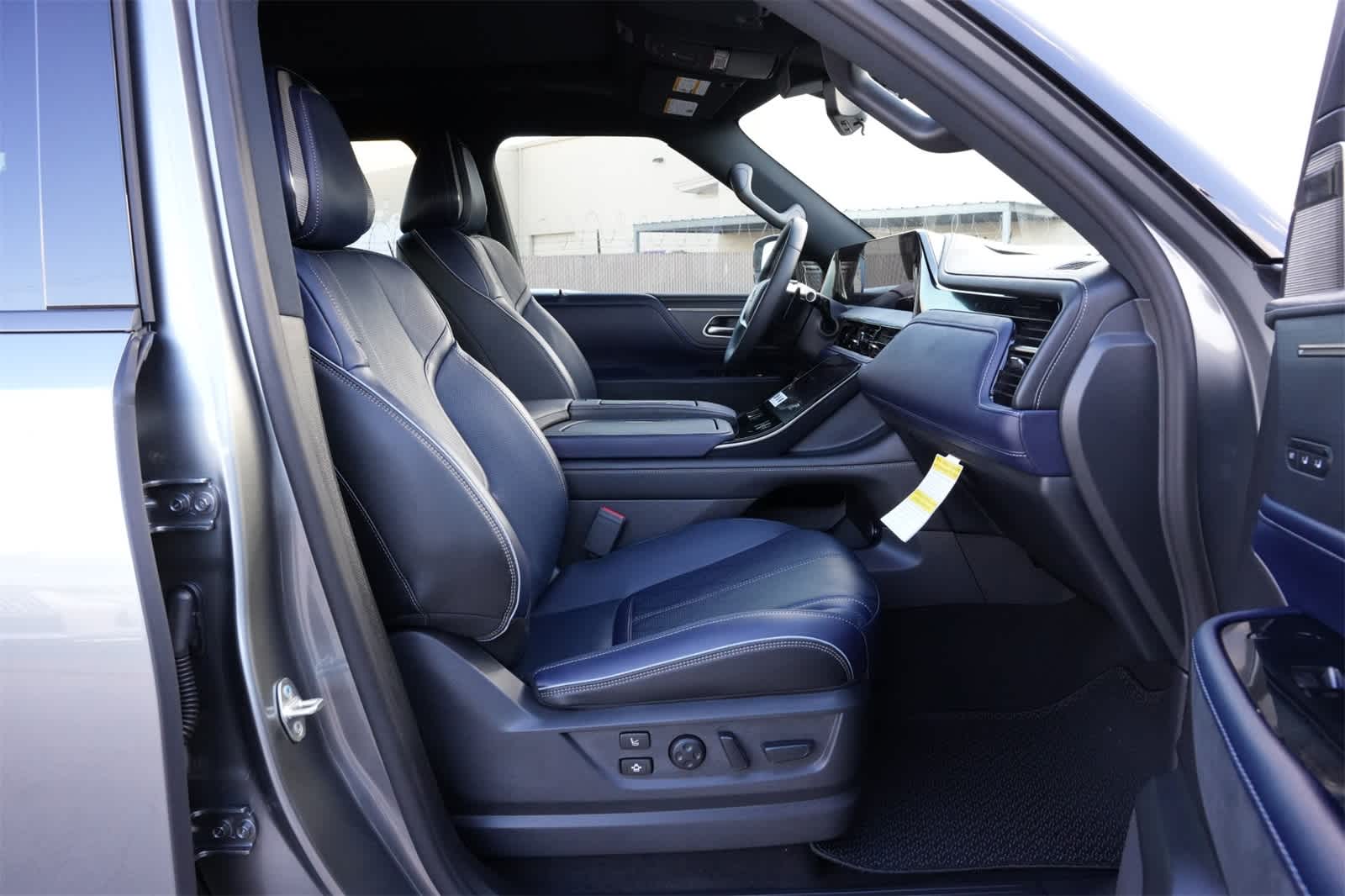 Thumbnail: 2026 INFINITI QX80 - 24