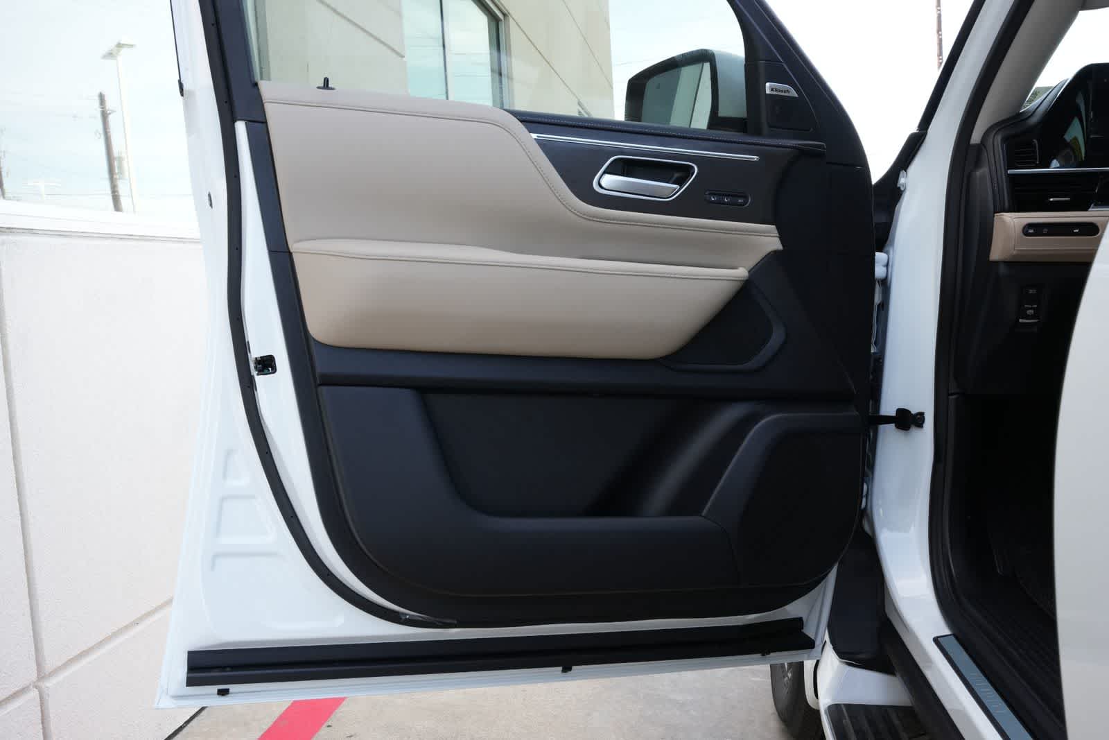 Thumbnail: 2026 INFINITI QX80 - 17