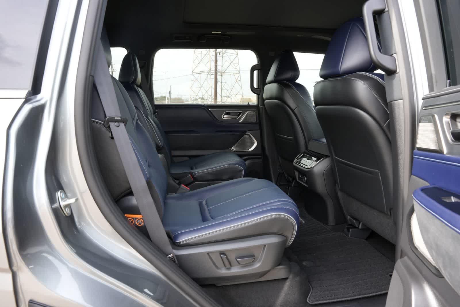 Thumbnail: 2026 INFINITI QX80 - 21