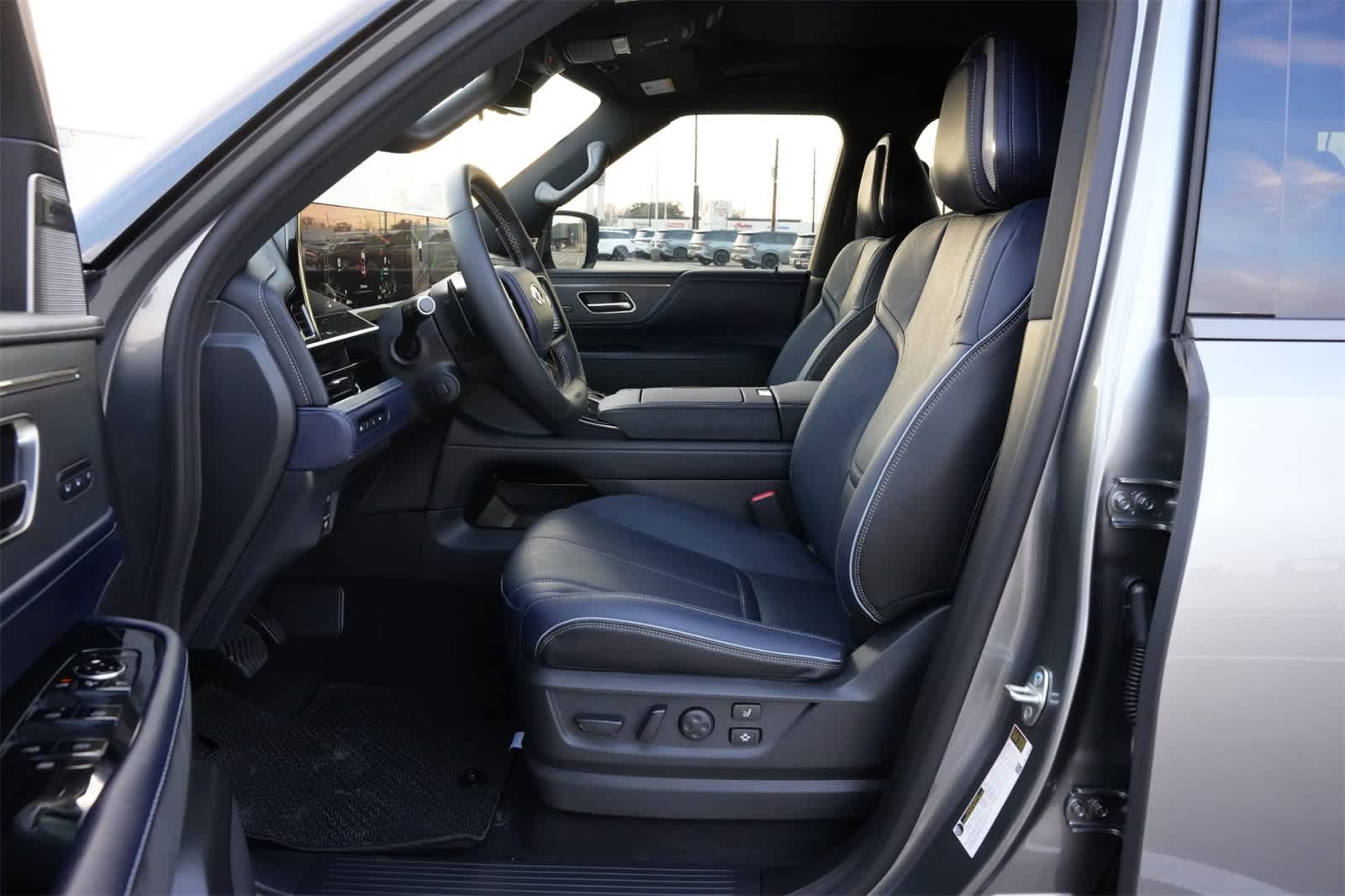 Thumbnail: 2026 INFINITI QX80 - 17