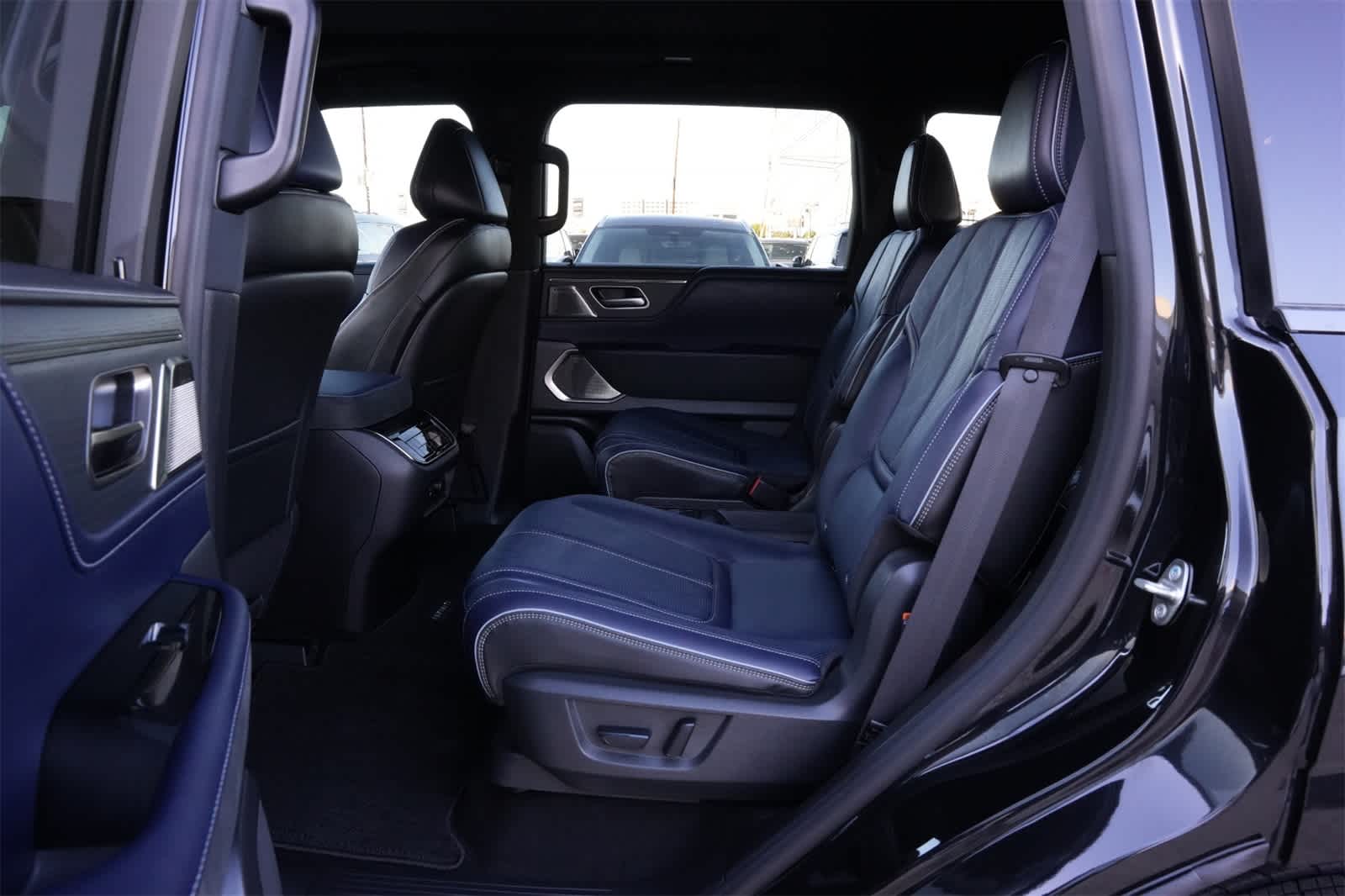 Thumbnail: 2026 INFINITI QX80 - 19